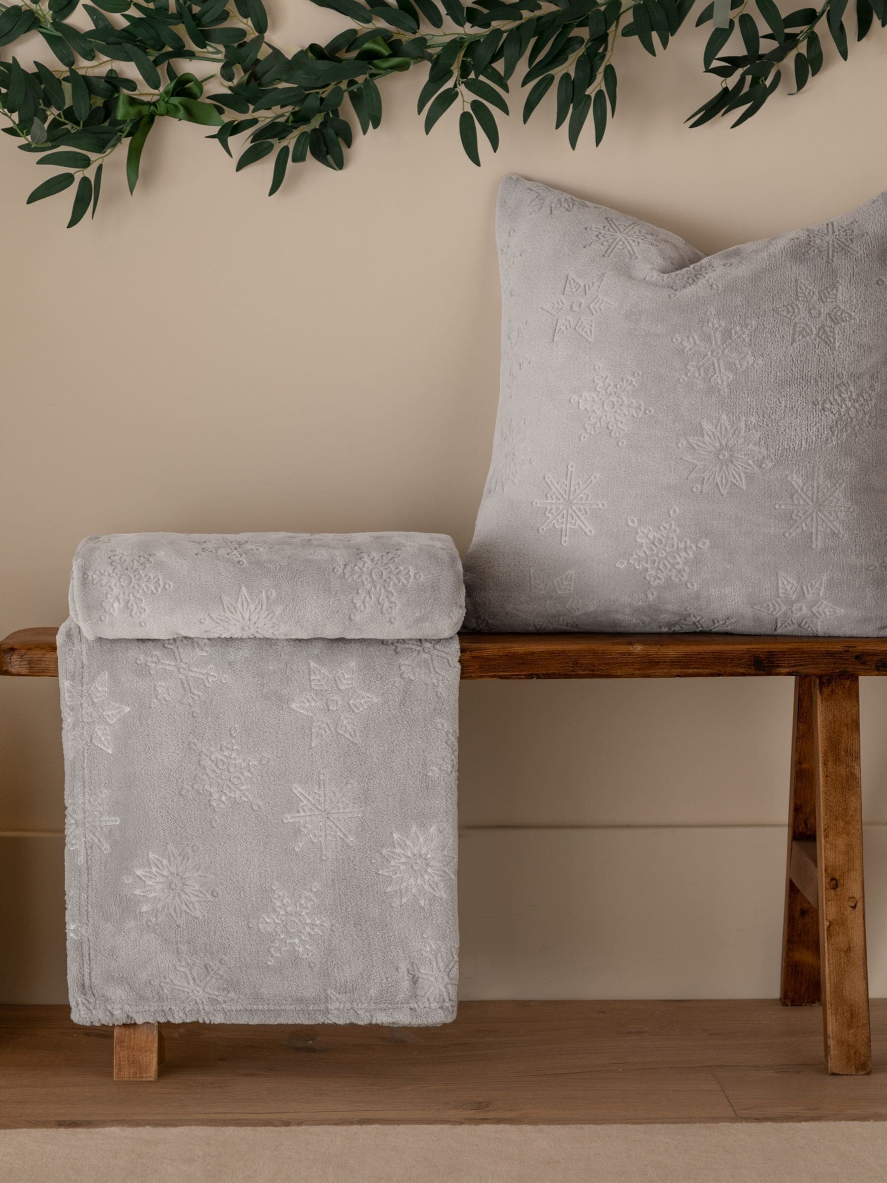 Furn grey snowflake fleece throw, UK version