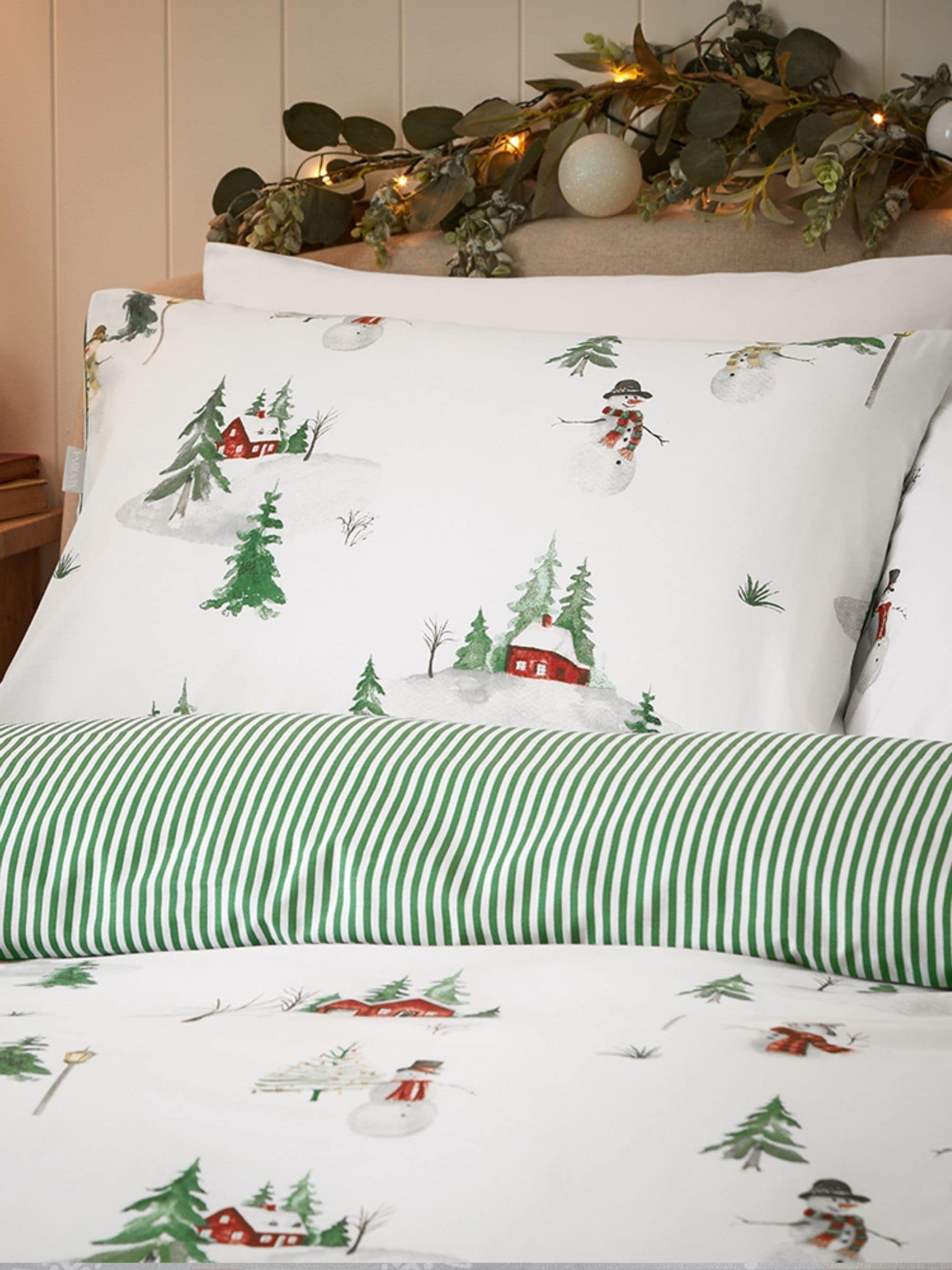 Vantona red and green Christmas snowmen quilt cover set (British brand)