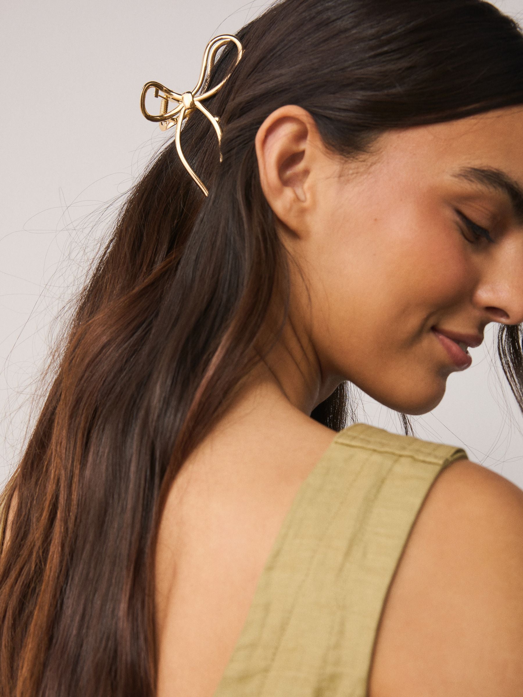 Gold tone metal bow claw clip for hair - British product