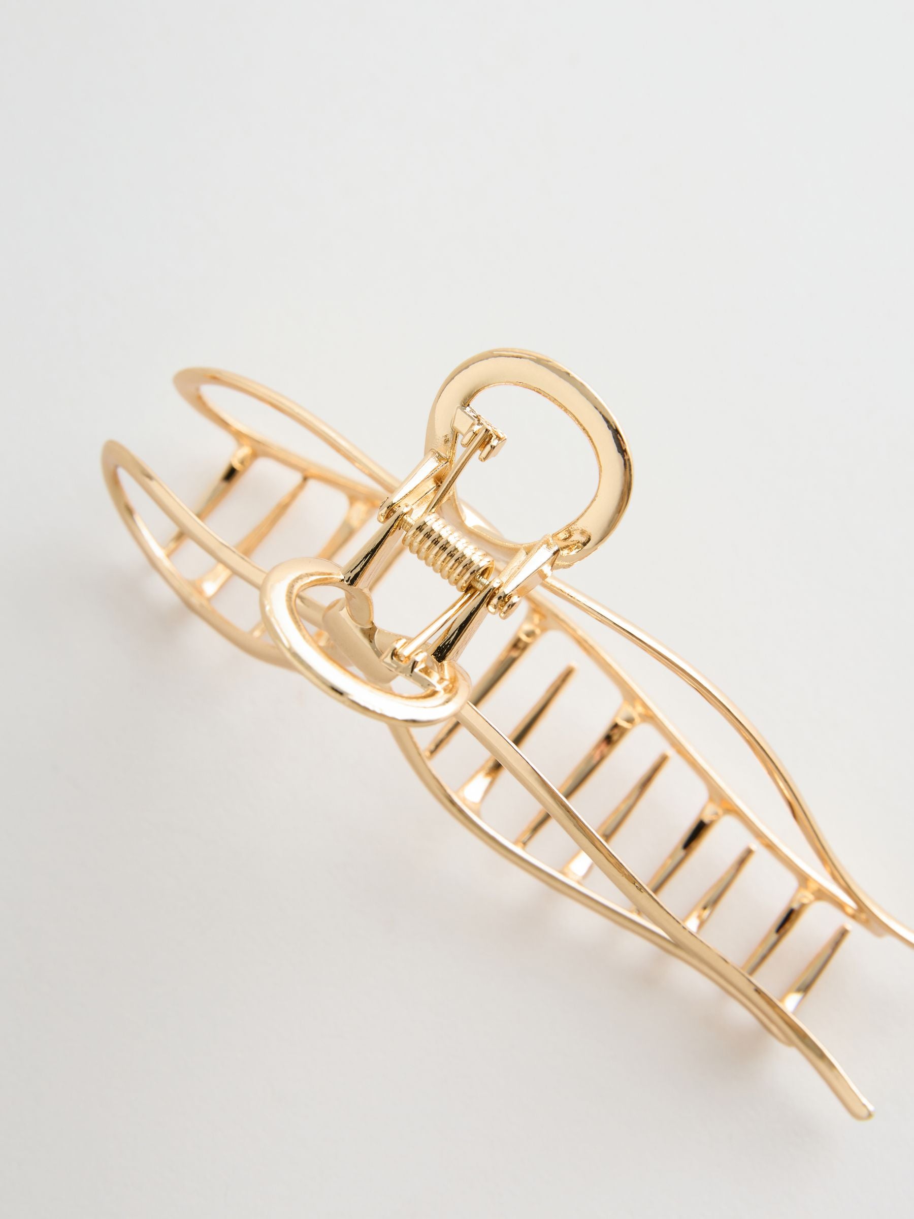Gold tone metal bow claw clip for hair - British product