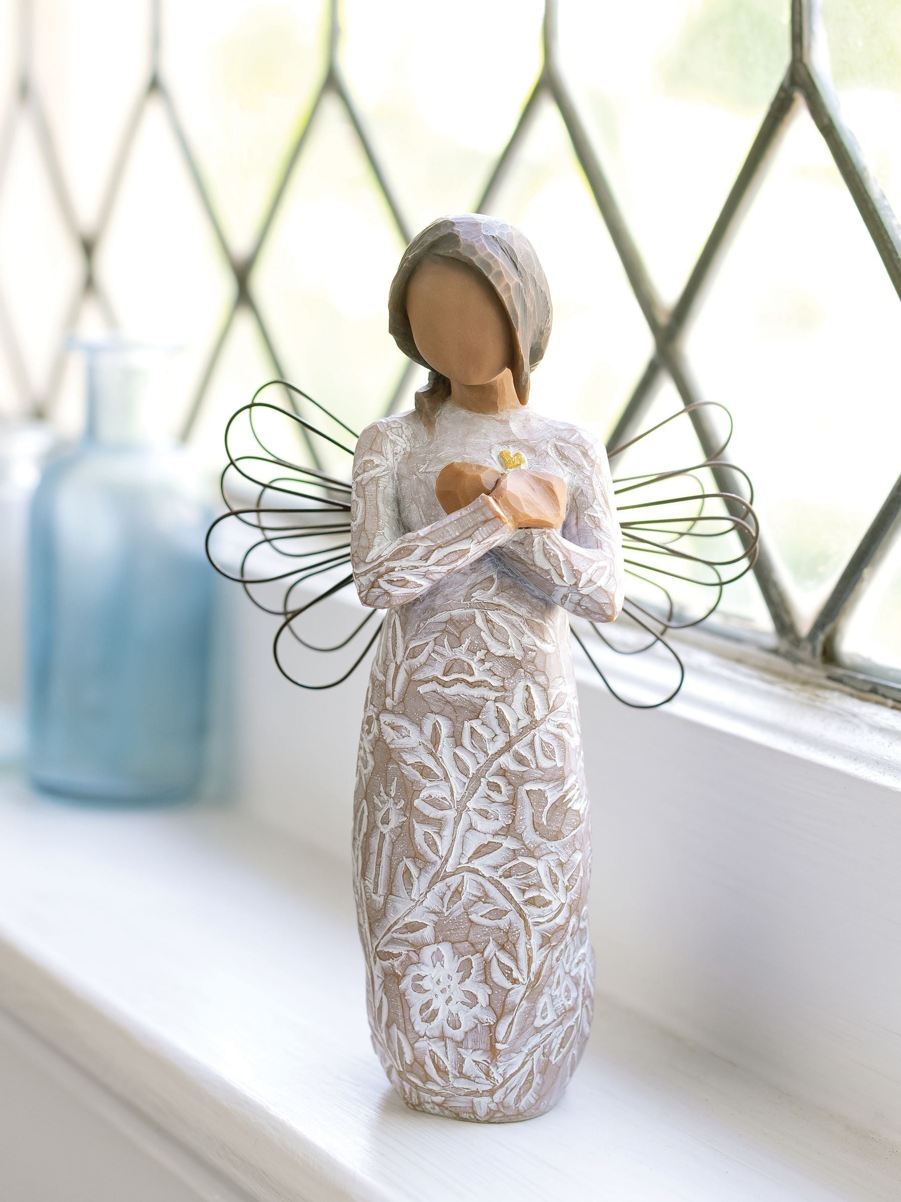Willow Tree Remembrance figurine darker skin 13cm, imported from the UK