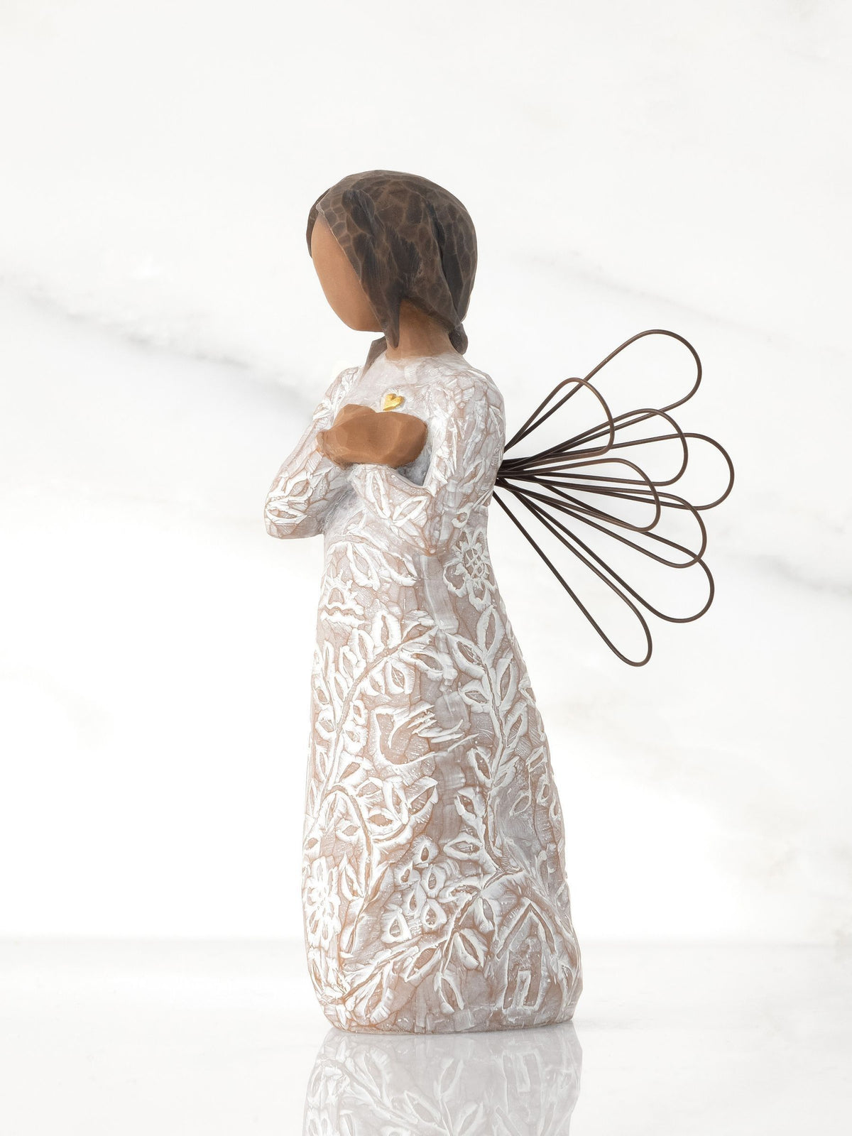 Willow Tree Remembrance figurine darker skin 13cm, imported from the UK