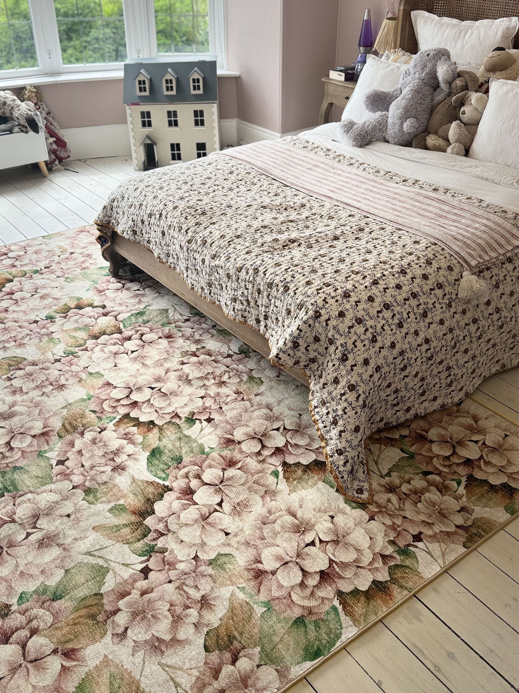 Hug Rug blush pink wild hydrangea rug - British product