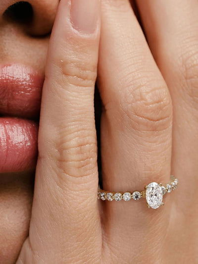 The Diamond Store White Solstice 0,80ct Oval geschliffener Labor-Diamant Solitär Verlobungsring in 9 Karat Gelbgold