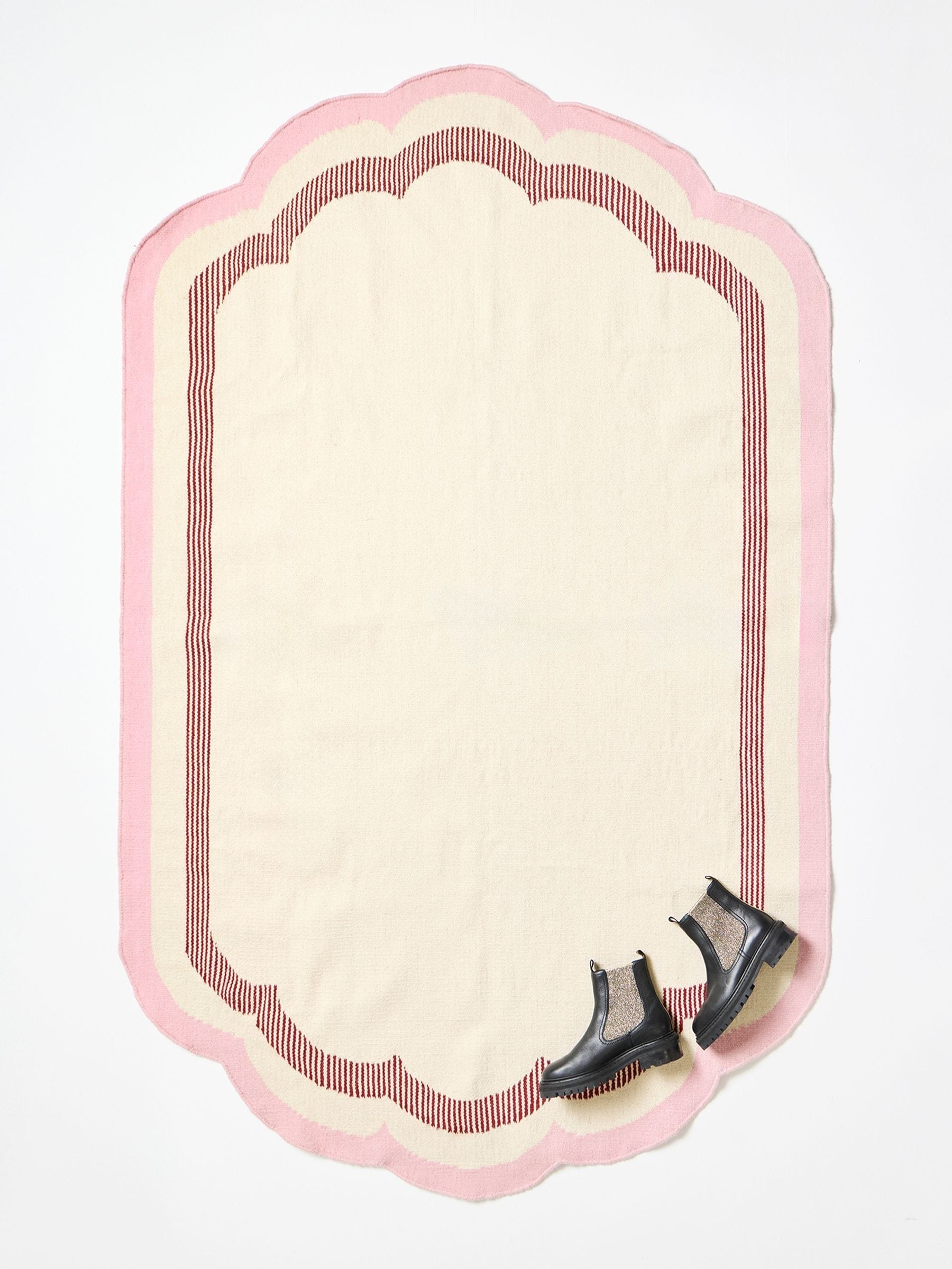 Oliver Bonas rug pink scalloped border large (British brand)