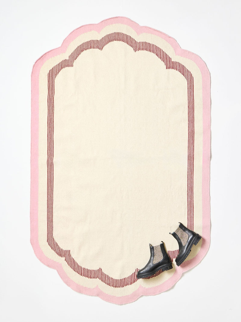 Oliver Bonas rug pink scalloped border large (British brand)