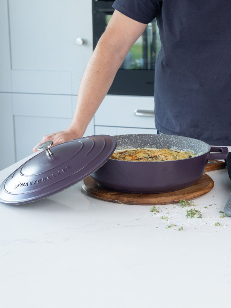 MasterClass shallow casserole dish 4L with self-basting lid - British product