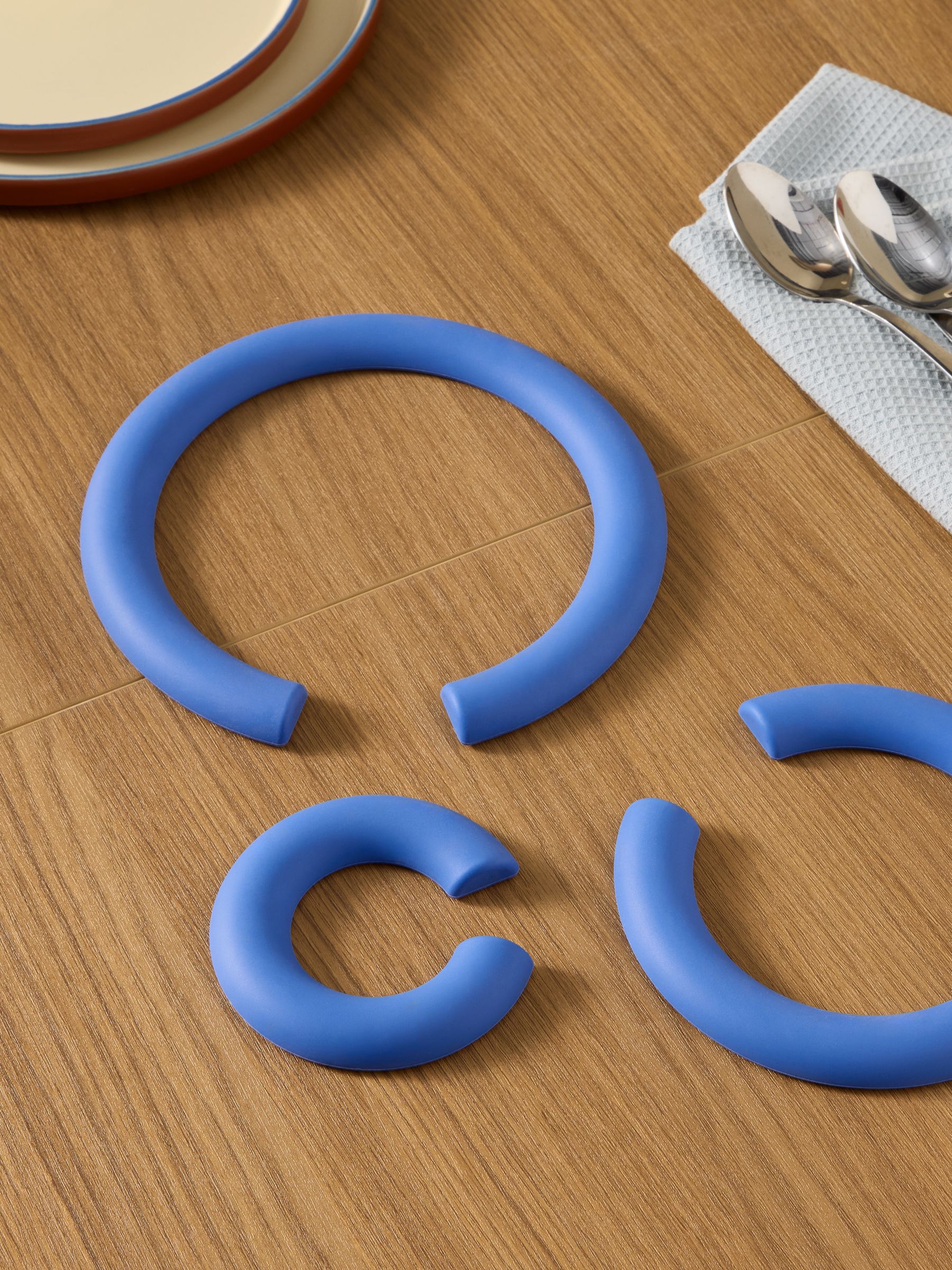 MADE.COM blue silicone trivet 19x19x30cm (British brand)