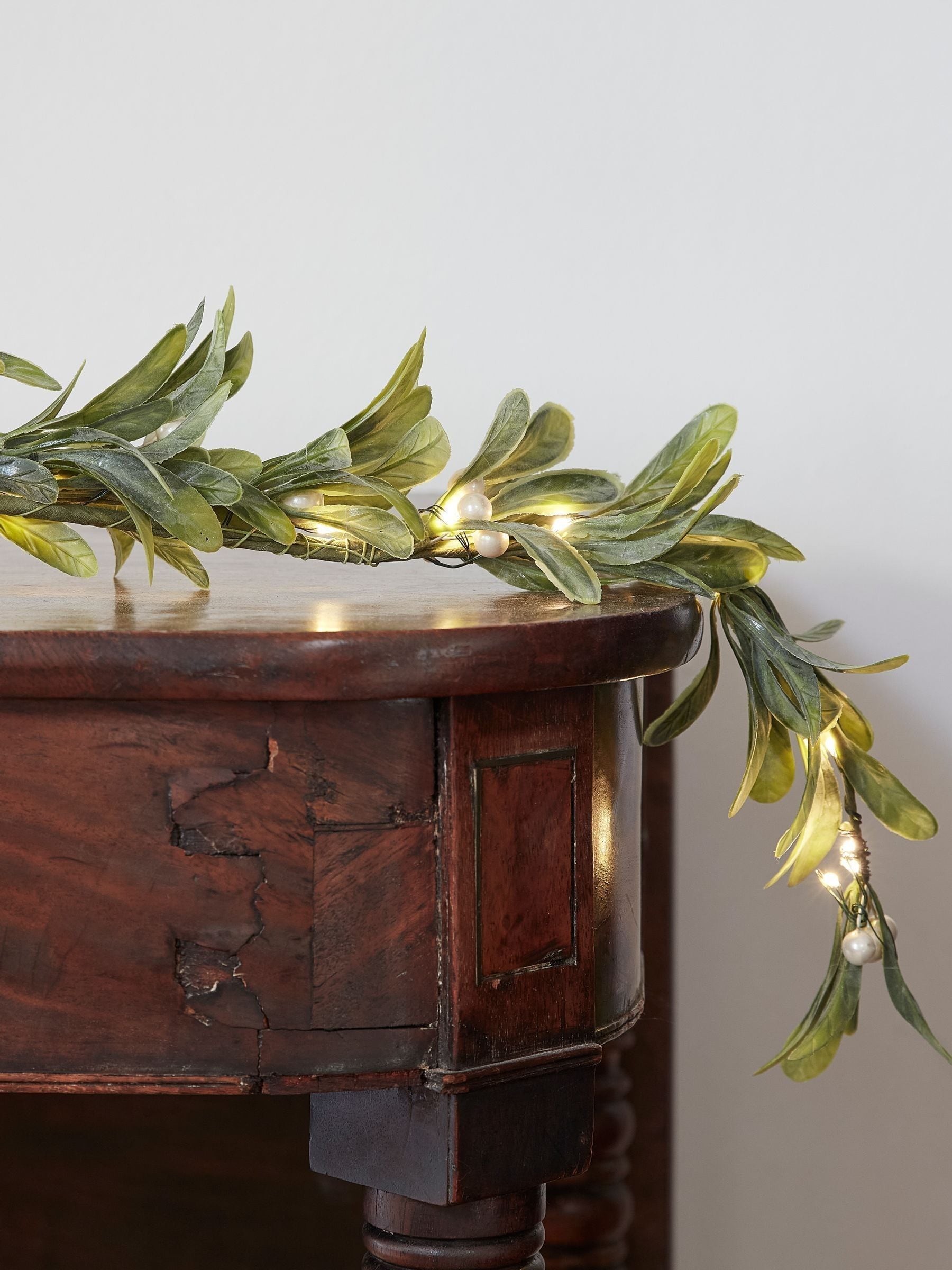 Lights4fun pre-lit mistletoe Christmas garland 1.5m, UK version