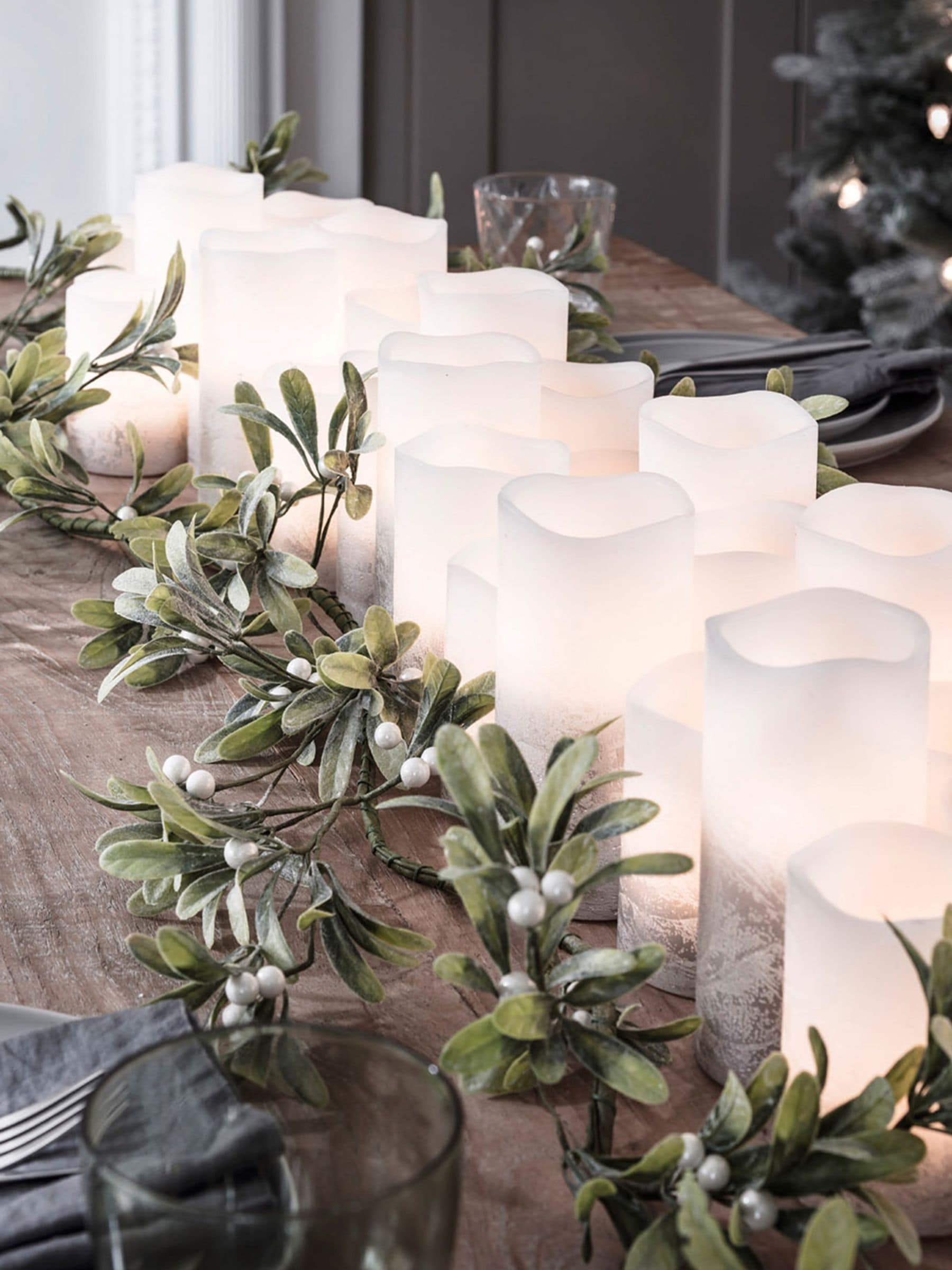 Lights4fun pre-lit mistletoe Christmas garland 1.5m, UK version