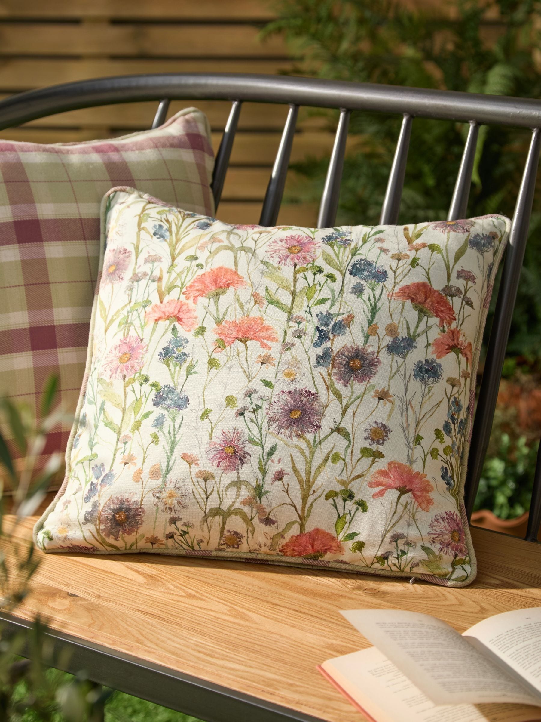 Voyage Medmerry reversible outdoor cushion 45x45 cm, UK version
