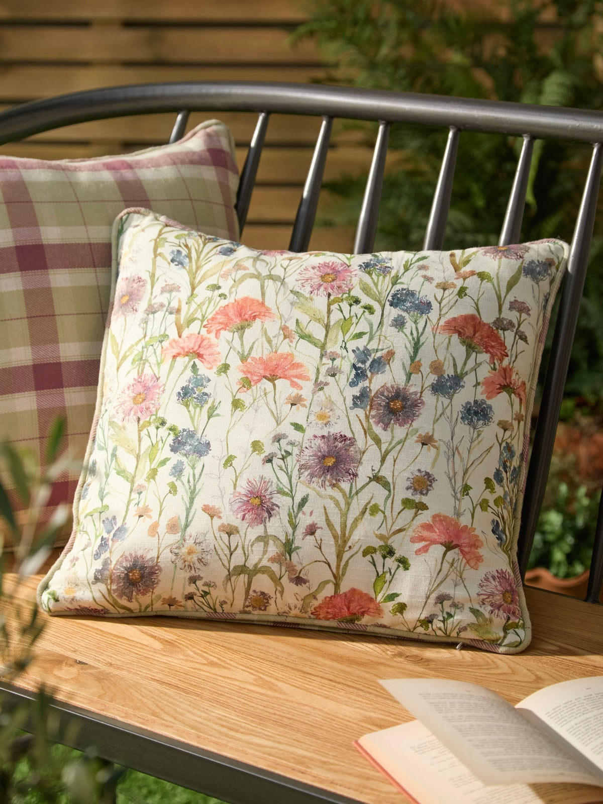 Voyage Medmerry reversible outdoor cushion 45x45 cm, UK version