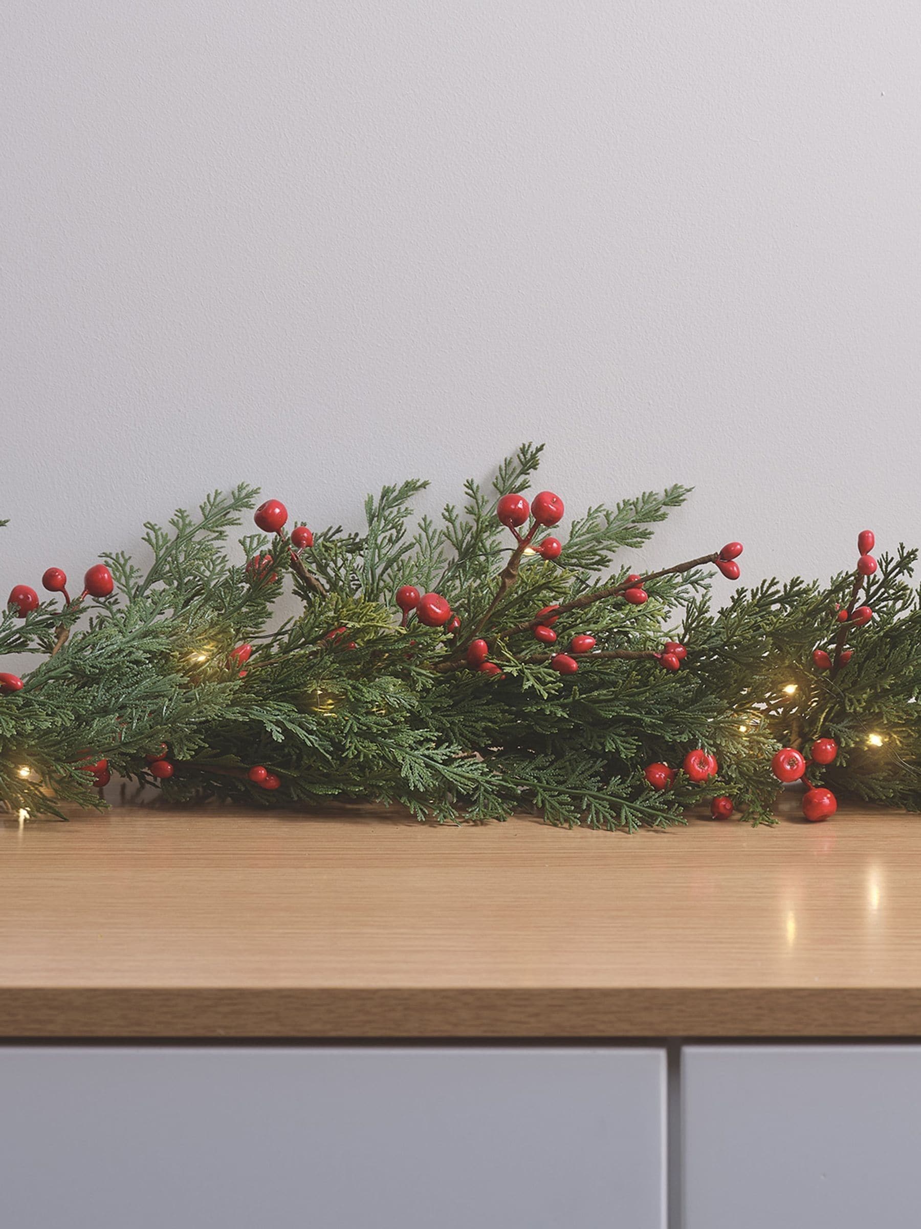 Lights4fun pre lit Christmas garland 1.5m, imported from the UK