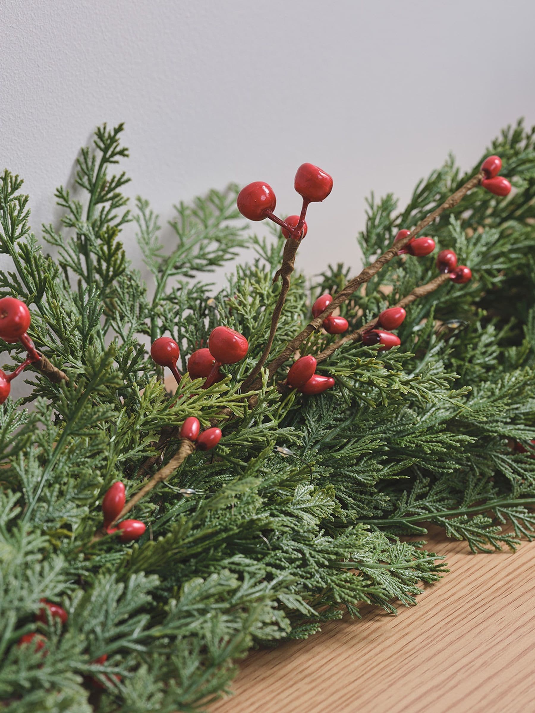 Lights4fun pre lit Christmas garland 1.5m, imported from the UK