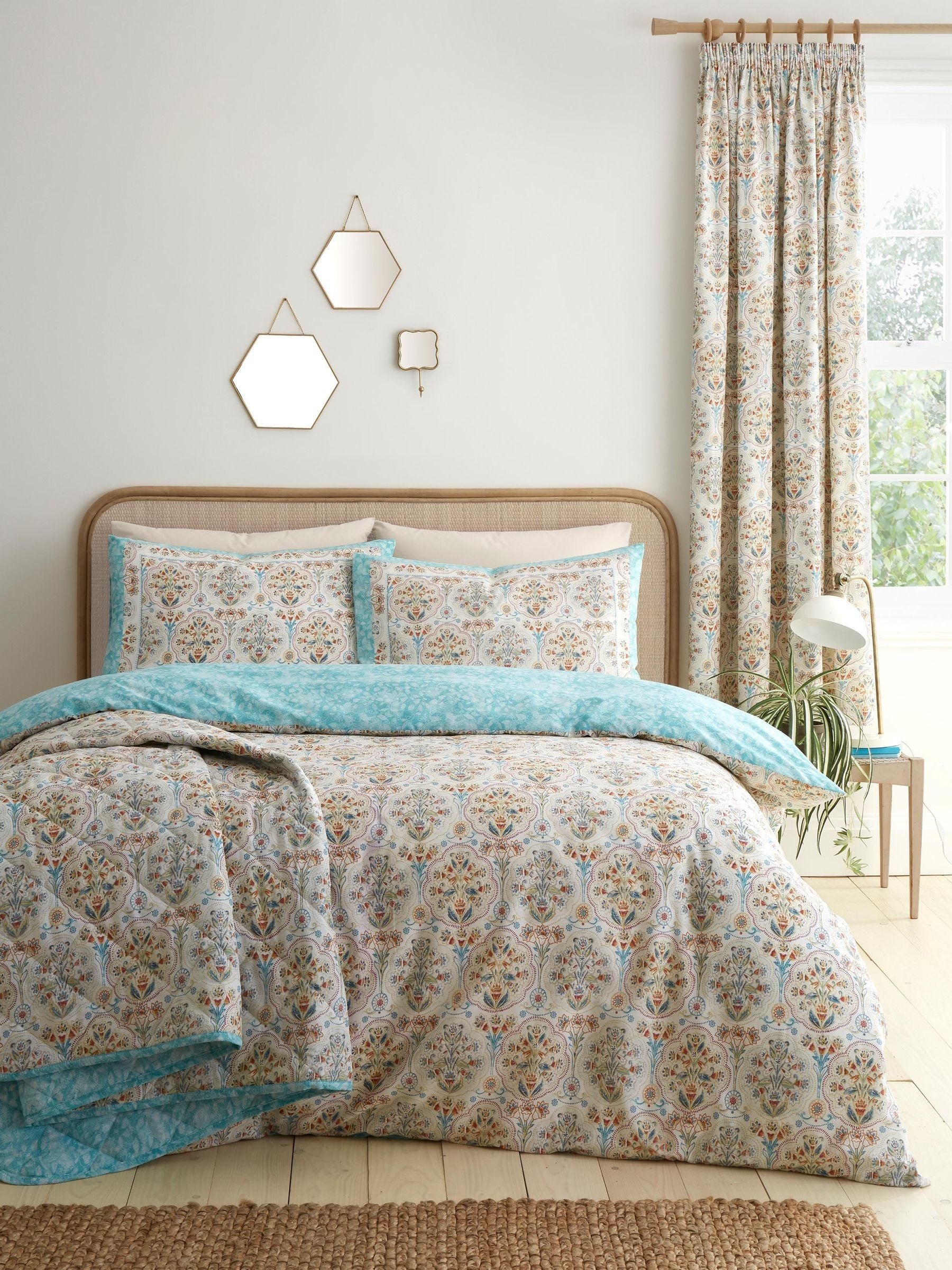 Dreams & Drapes Edena floral quilted bedspread 200x230, imported from the UK