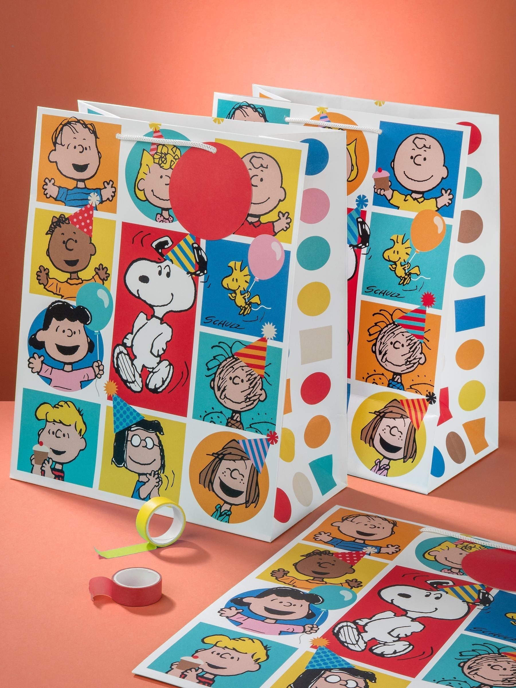 Hallmark Snoopy Peanuts Gang gift bags pack of 3 large - British product