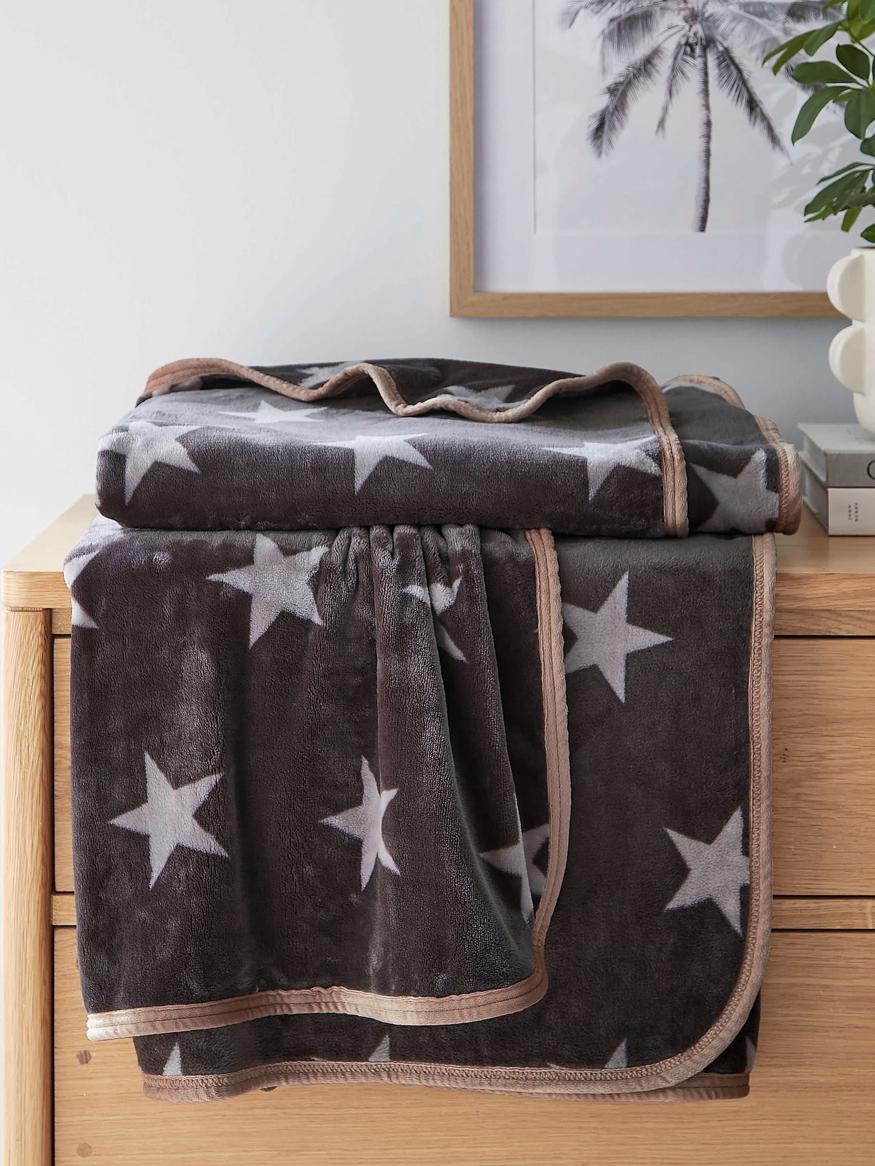 Helena Springfield Blue or Red Star Cosy Fleece Throw