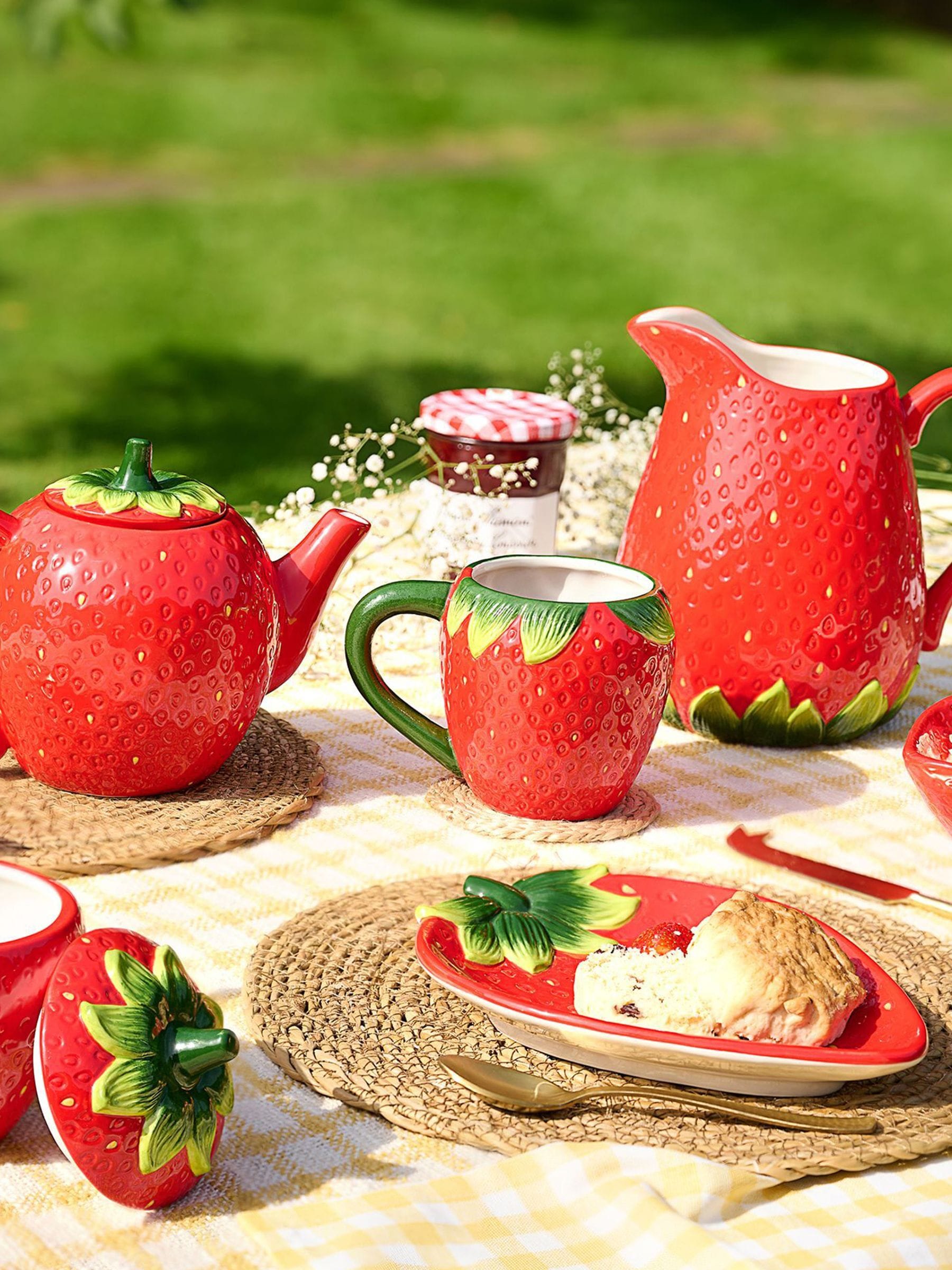 Widdop strawberry teapot 15cm, UK version