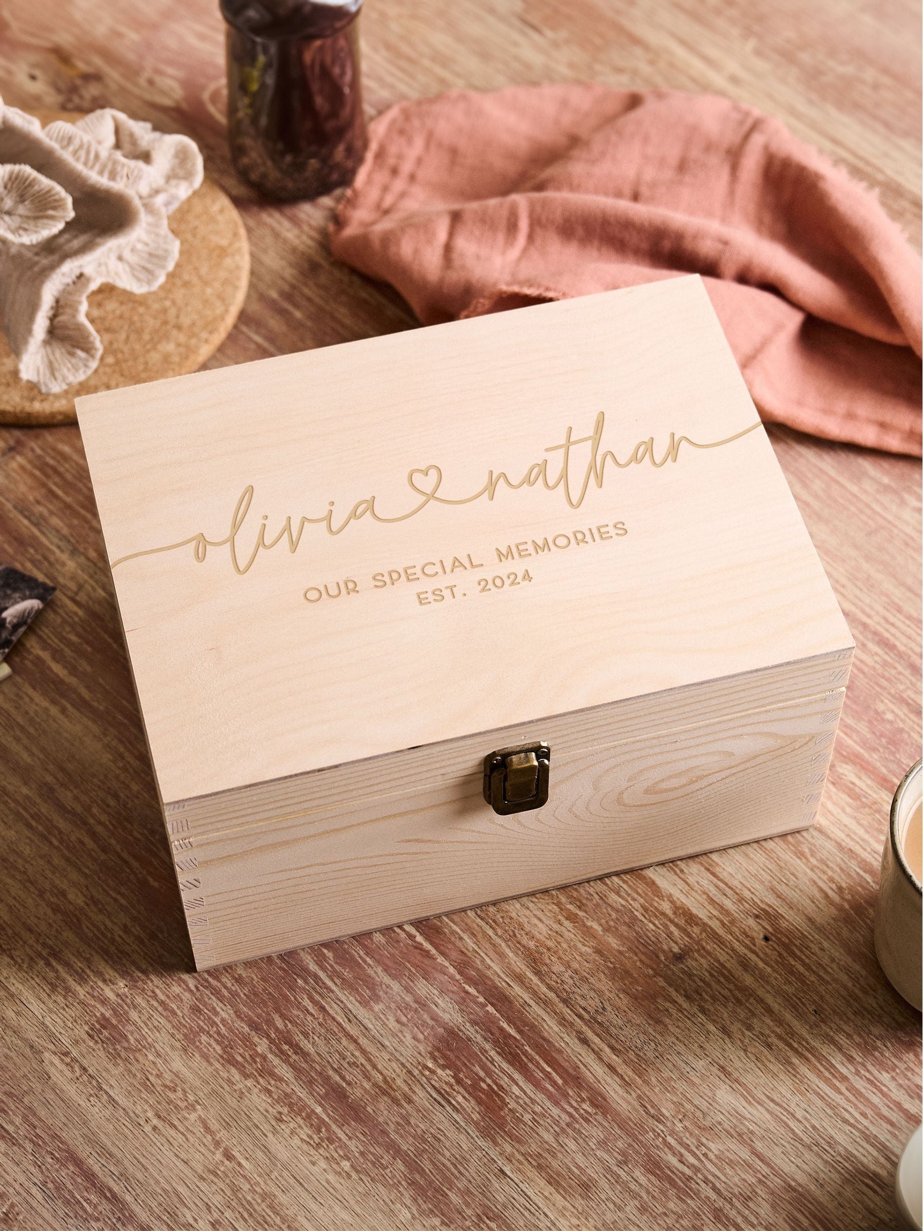 No Ordinary Gift personalised couples keepsake box 27x20x14 cm, imported from the UK