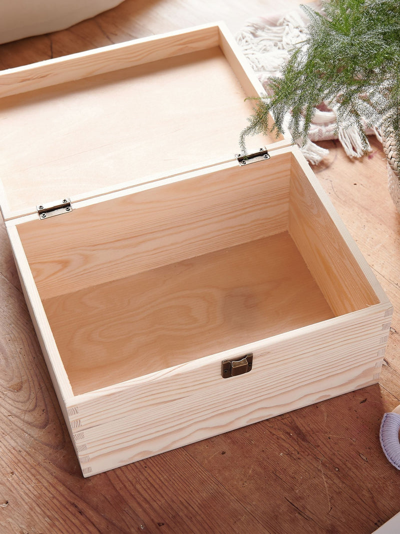 No Ordinary Gift personalised couples keepsake box 27x20x14 cm, imported from the UK