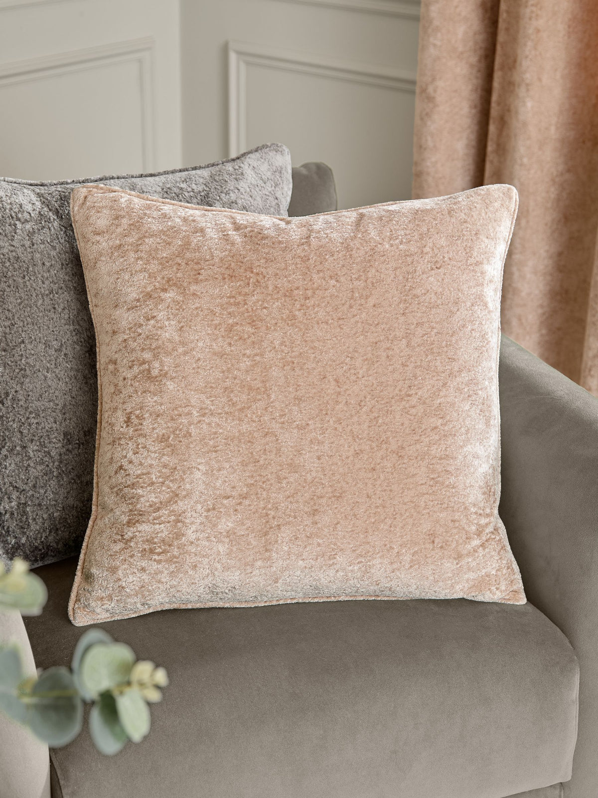 Paoletti velvet cushion Oyster 50 cm, UK version