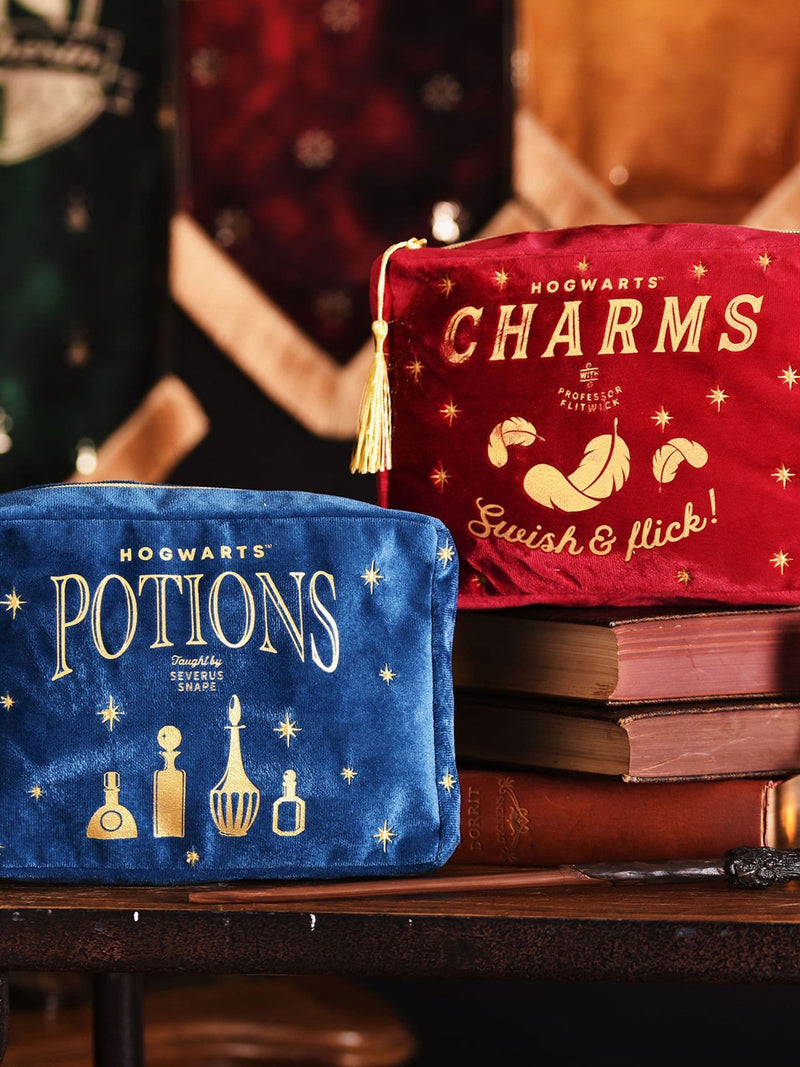Harry Potter red wash bag with Hogwarts charms gold foil - British product