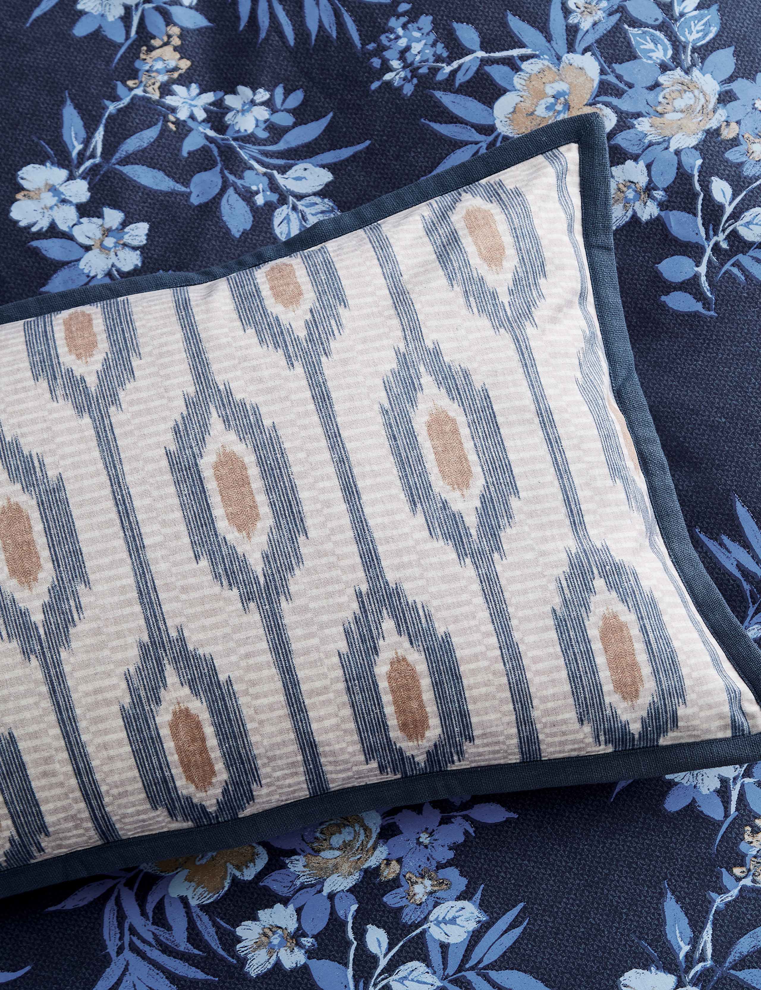 Bedeck of Belfast velvet cushion 40x70cm (British brand)
