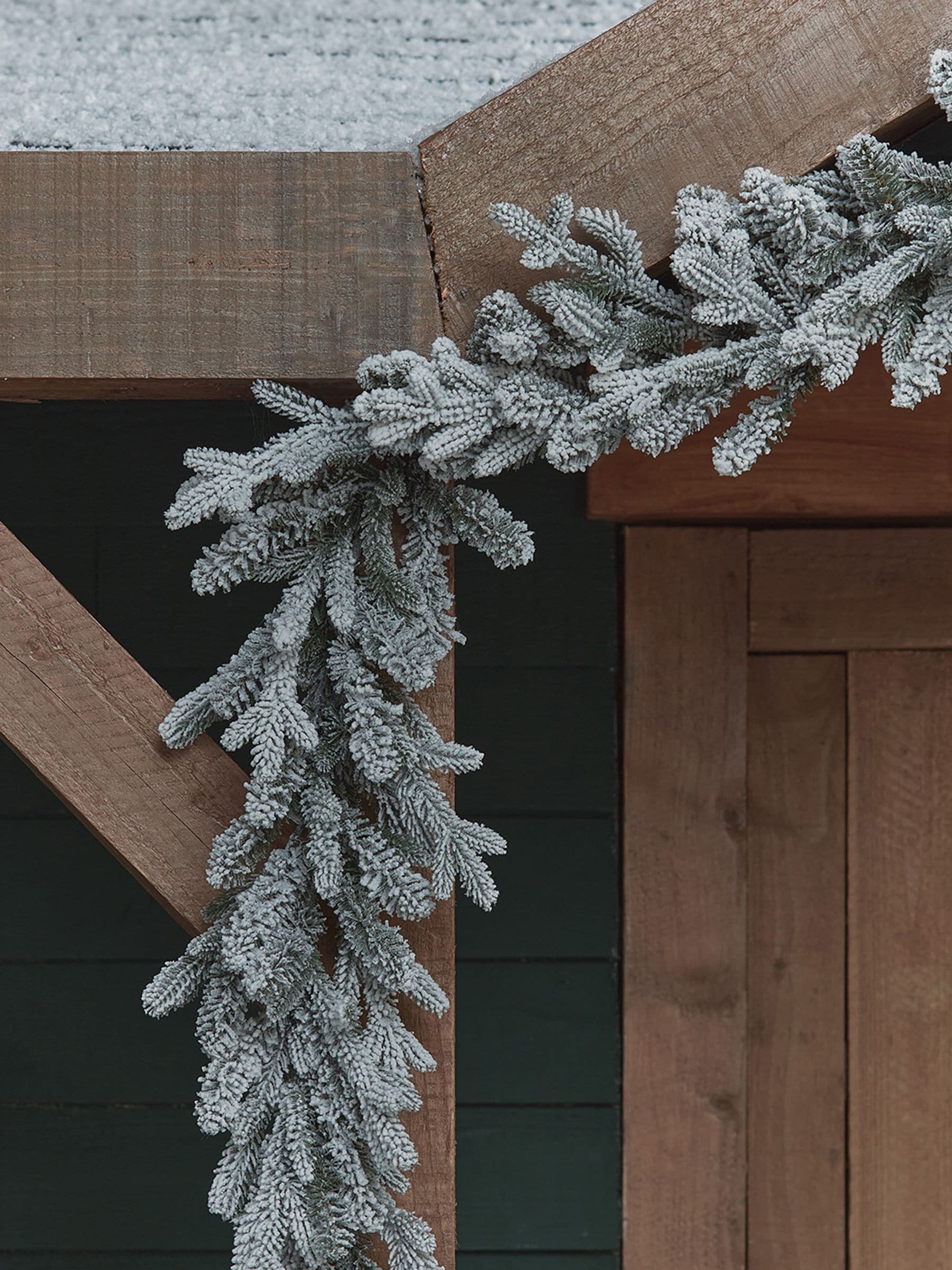 Lights4fun Snowy Christmas Garland 2.5m, UK version