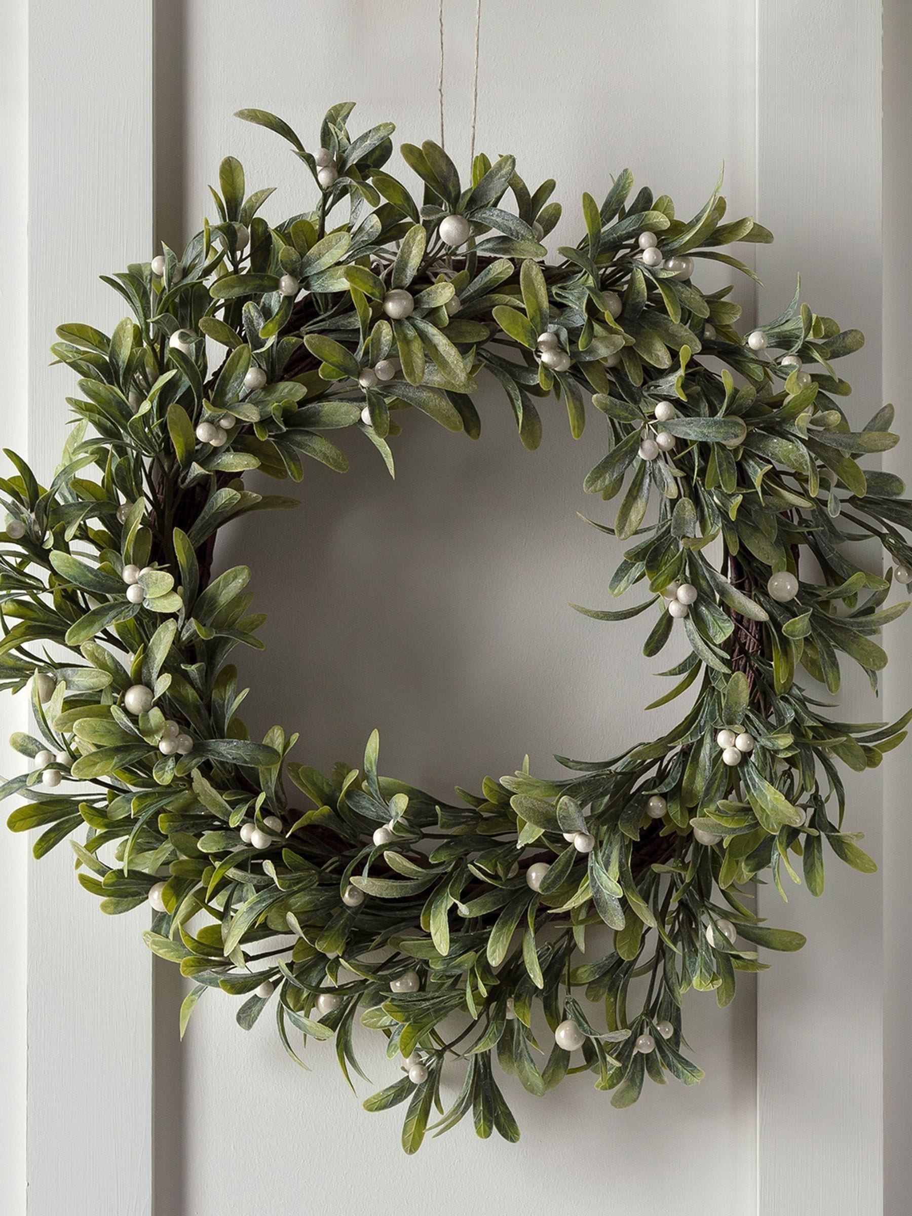 Lights4fun pre-lit mistletoe artificial Christmas wreath 50cm, UK version