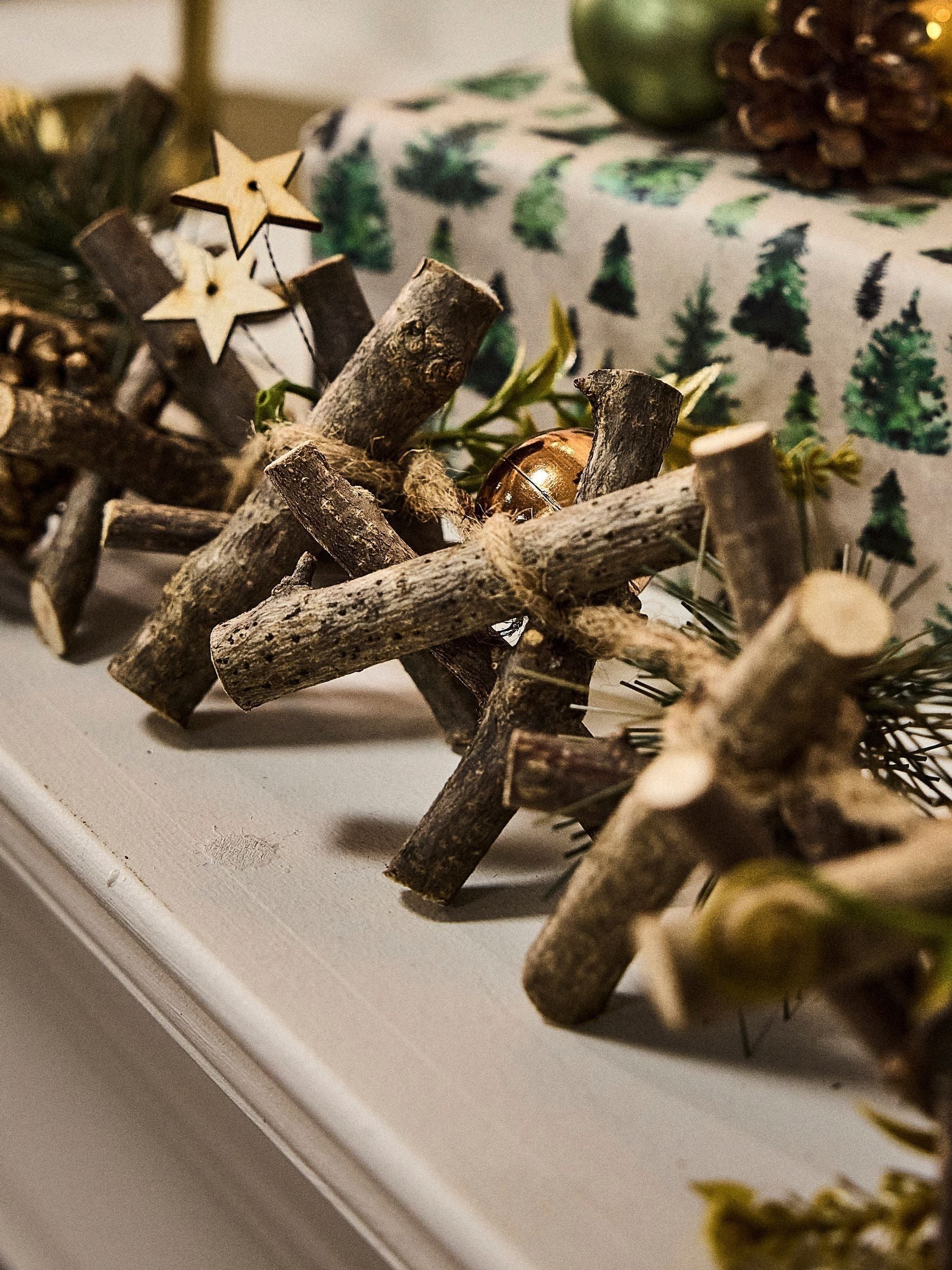Dibor metallic Christmas garland with wood and pinecones - British product