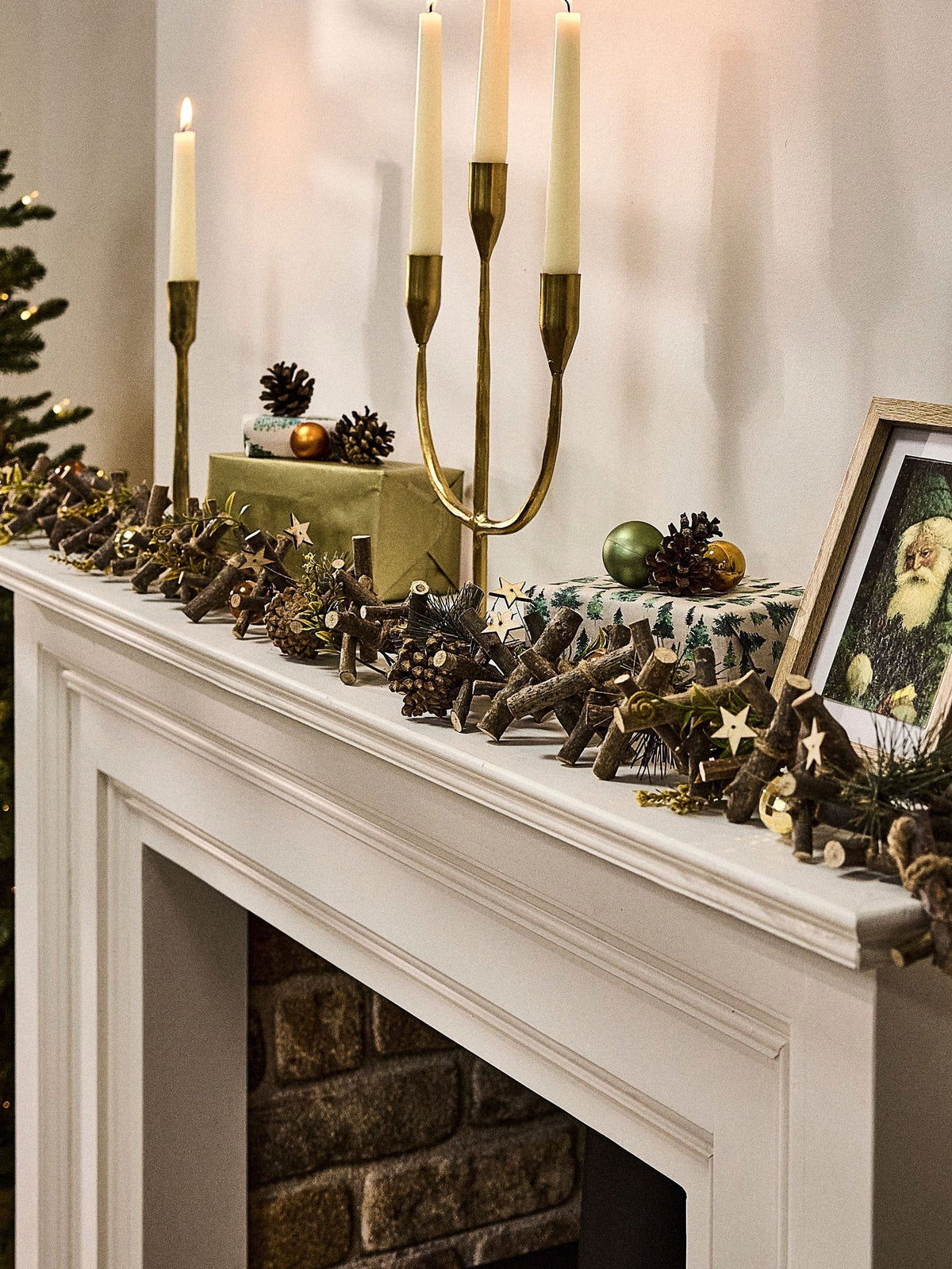 Dibor metallic Christmas garland with wood and pinecones - British product