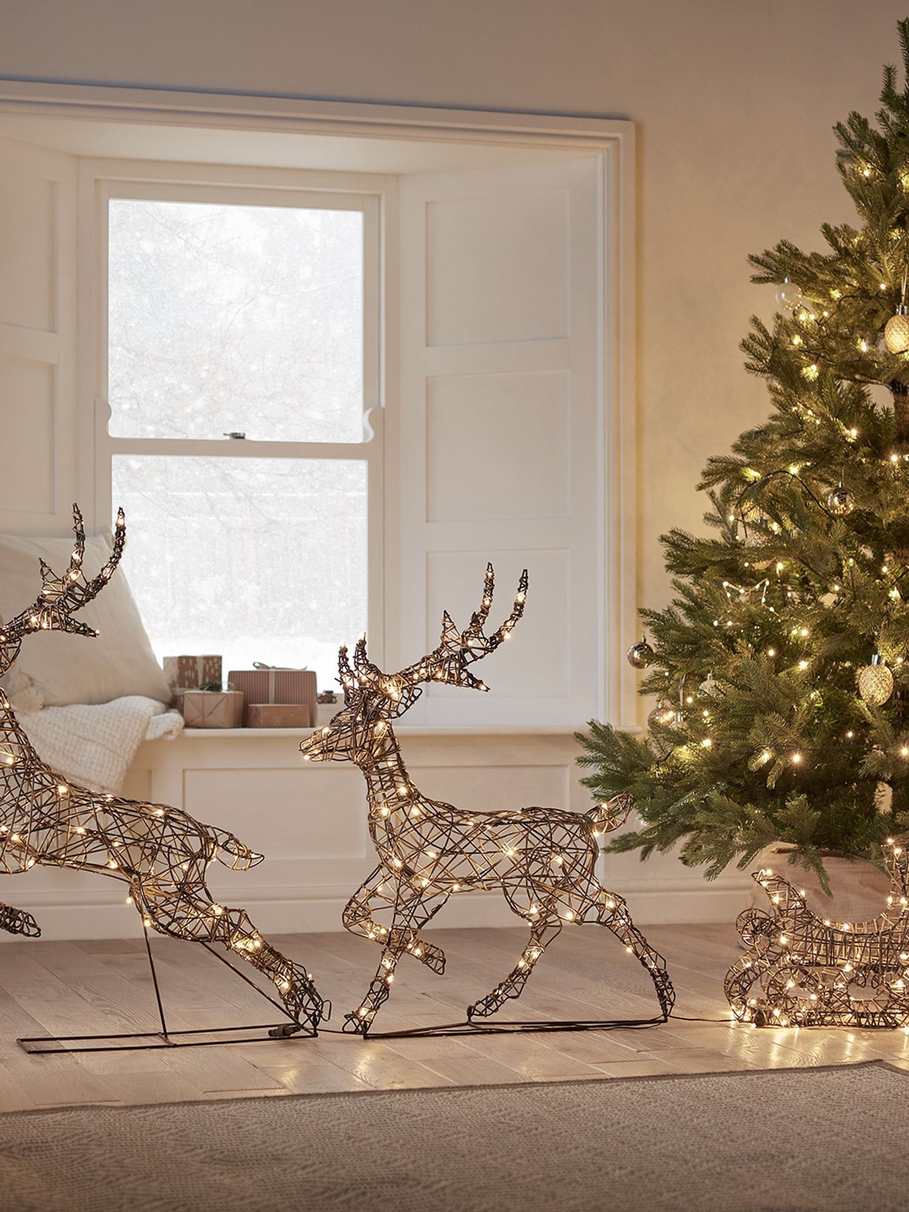 Lights4fun rattan reindeer sleigh with LEDs (British brand)