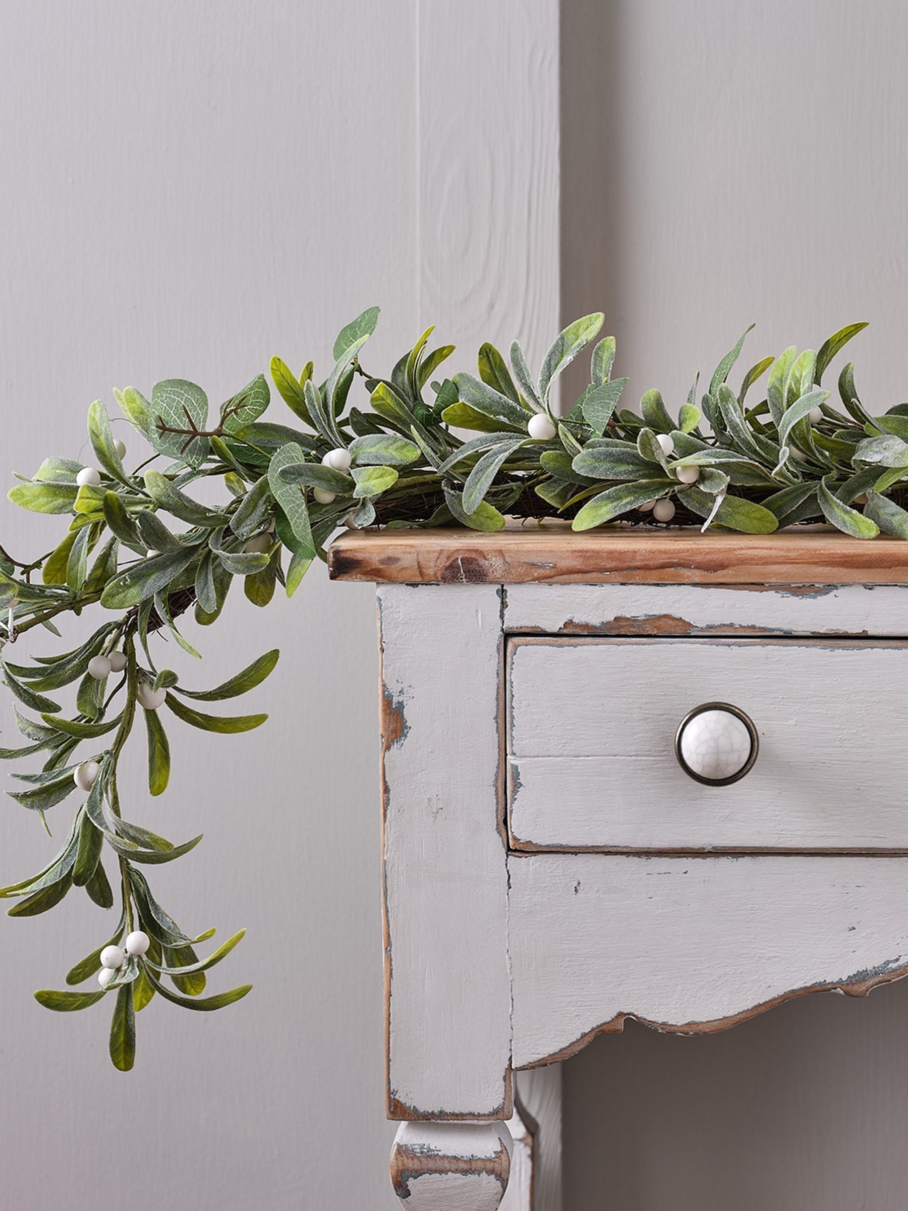 Lights4fun pre lit mistletoe and eucalyptus garland 2m (British brand)