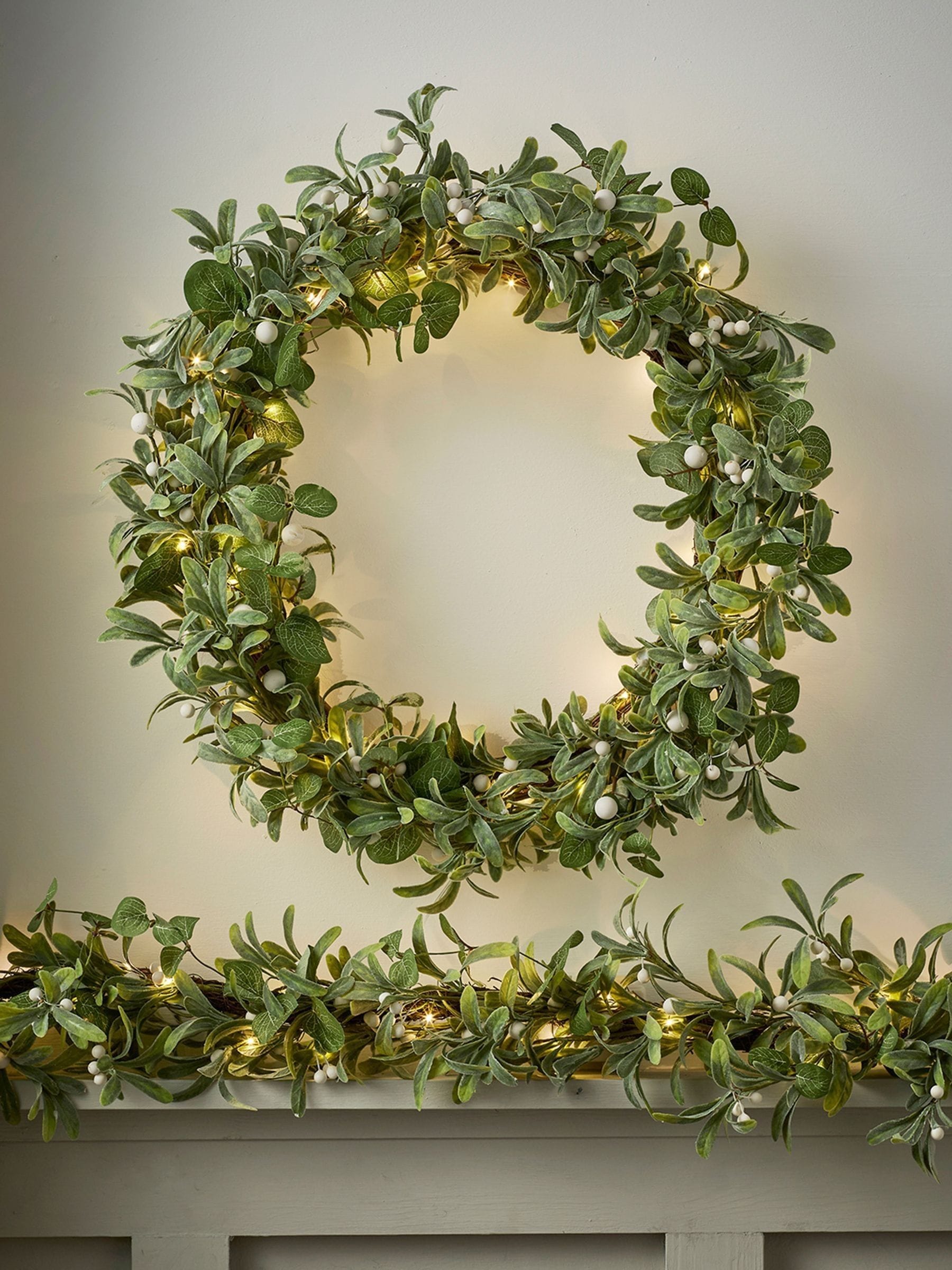 Lights4fun pre lit mistletoe and eucalyptus garland 2m (British brand)
