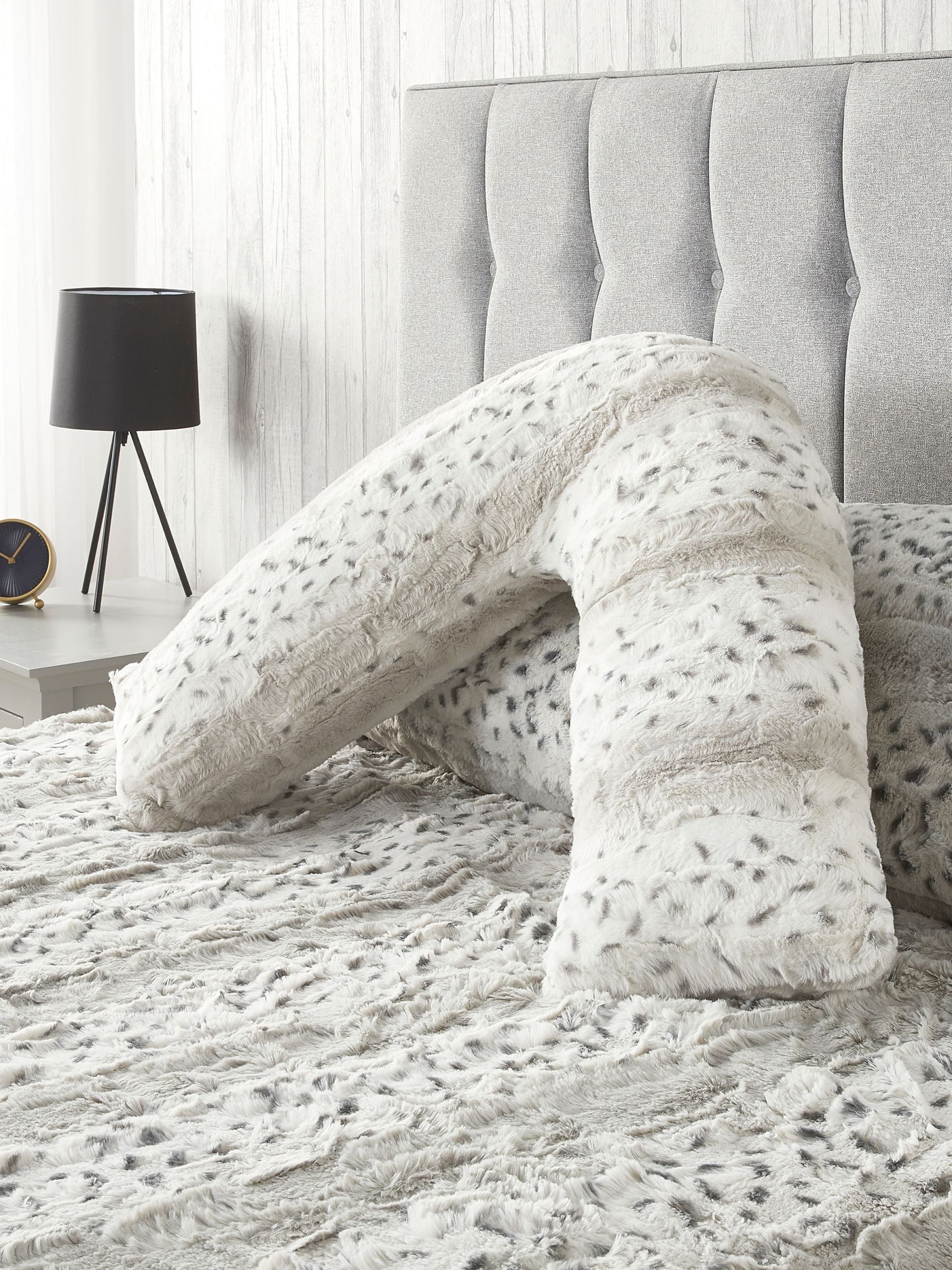 Downland V-shape snow leopard support pillow - British product