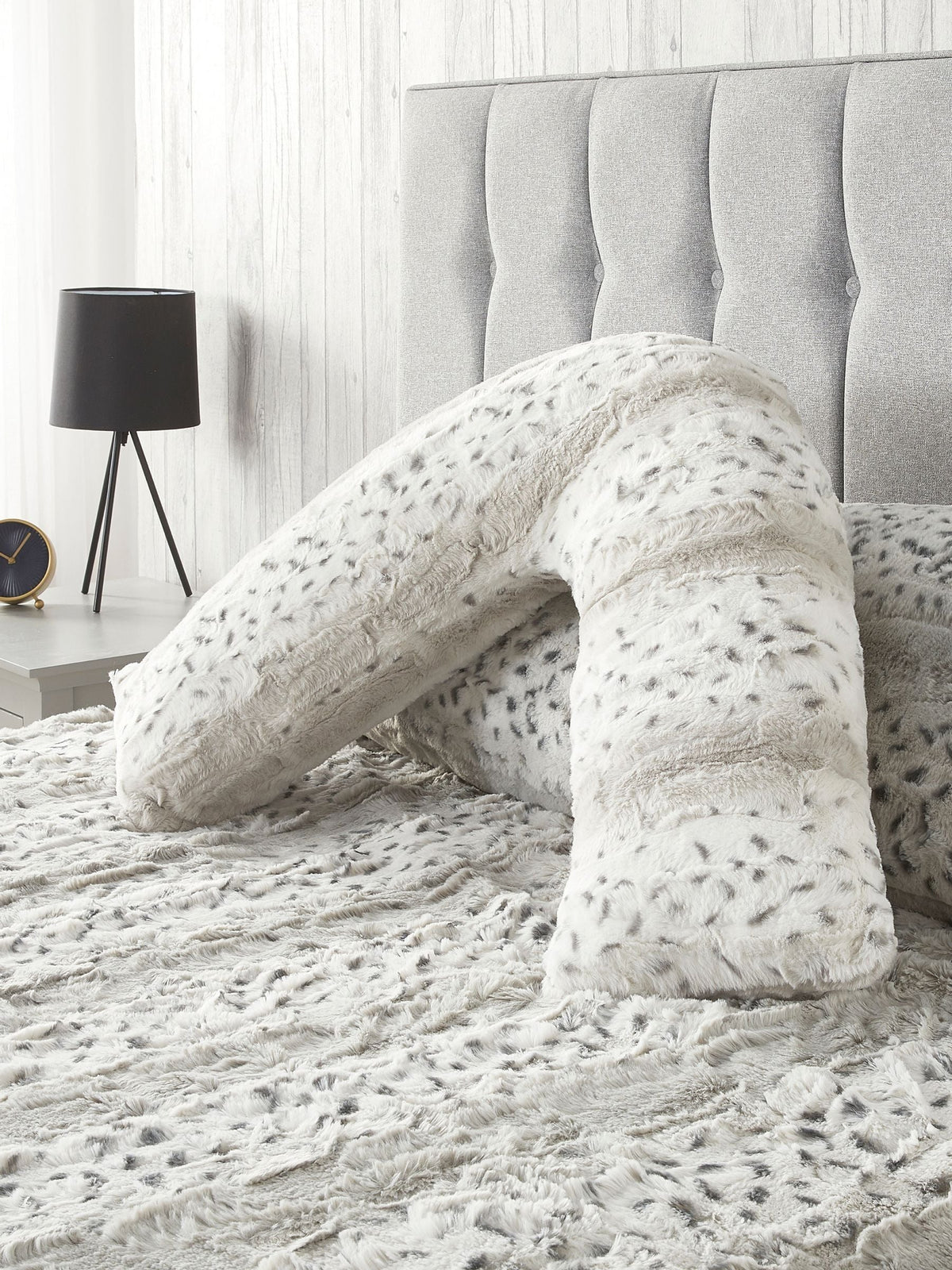 Downland V-shape snow leopard support pillow - British product