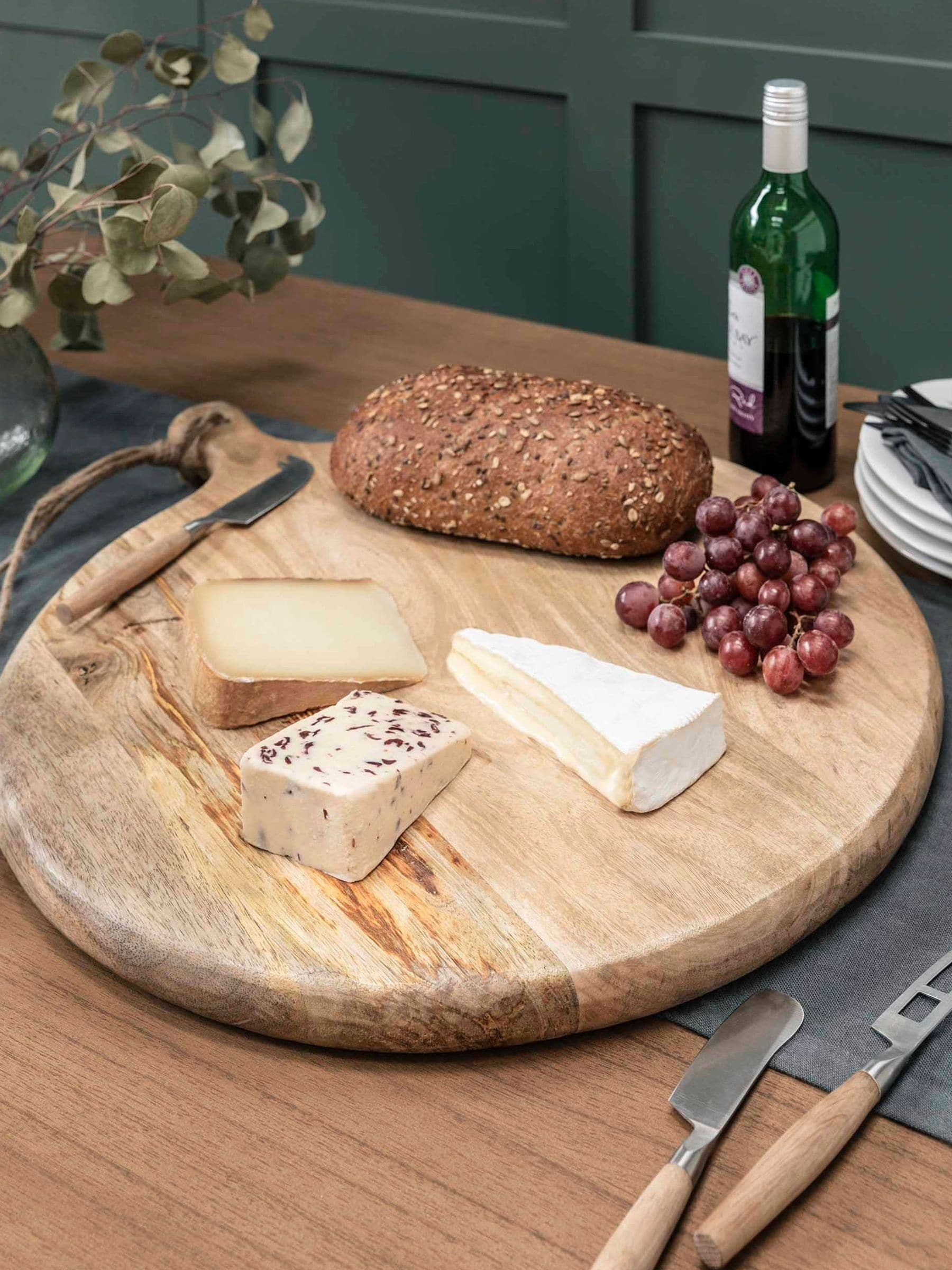 Garden Trading Midford round mango wood serving board 50cm, UK version