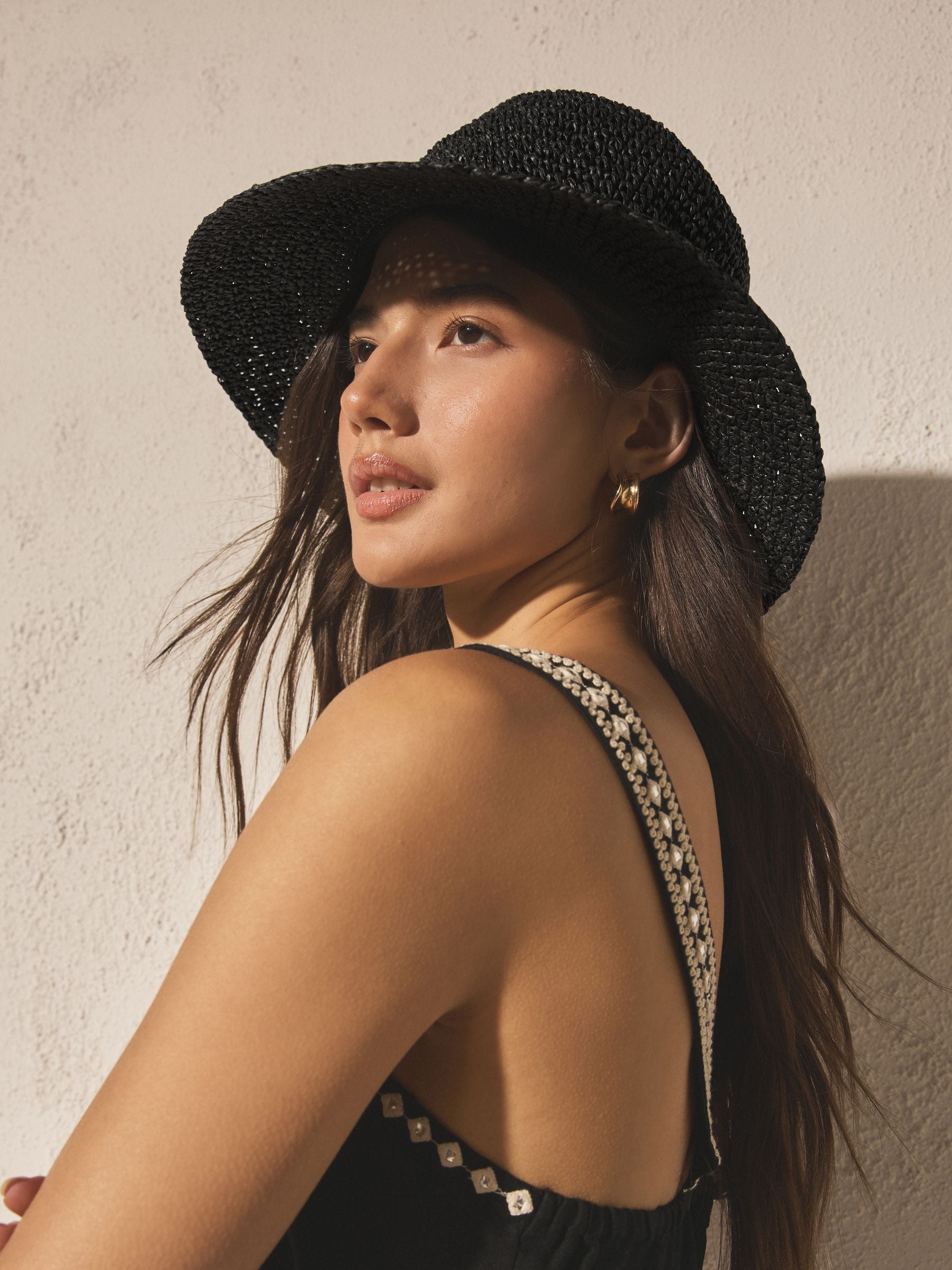 Black woven bucket hat, UK version