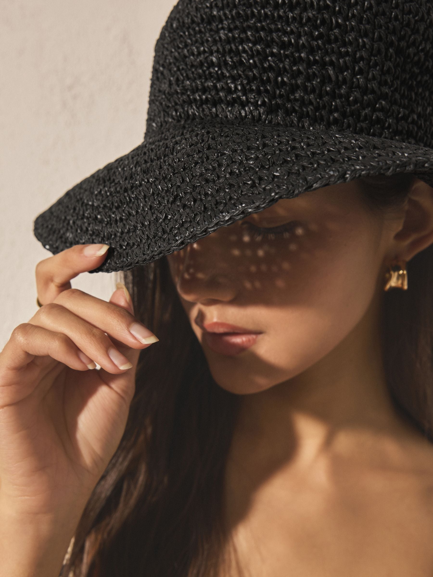 Black woven bucket hat, UK version