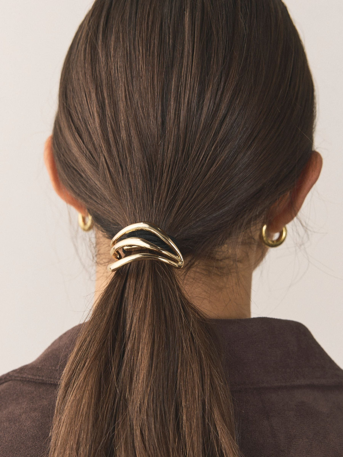 Gold tone metal hair bobble with sculptural design, UK version
