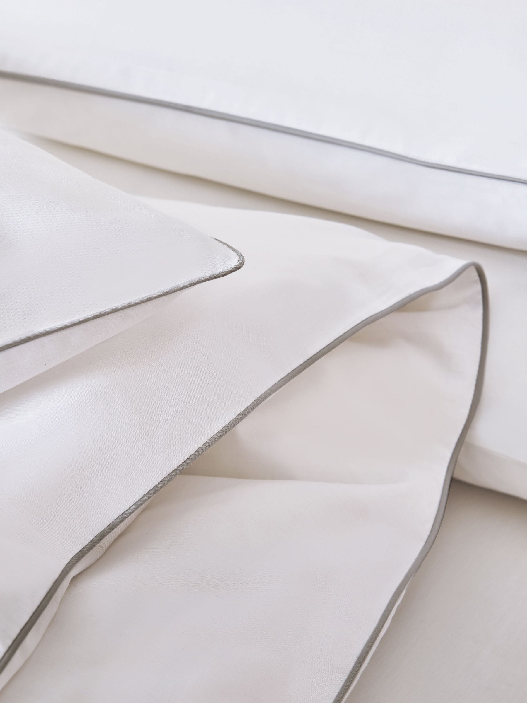 White cotton rich piped duvet cover and pillowcase set (British brand)