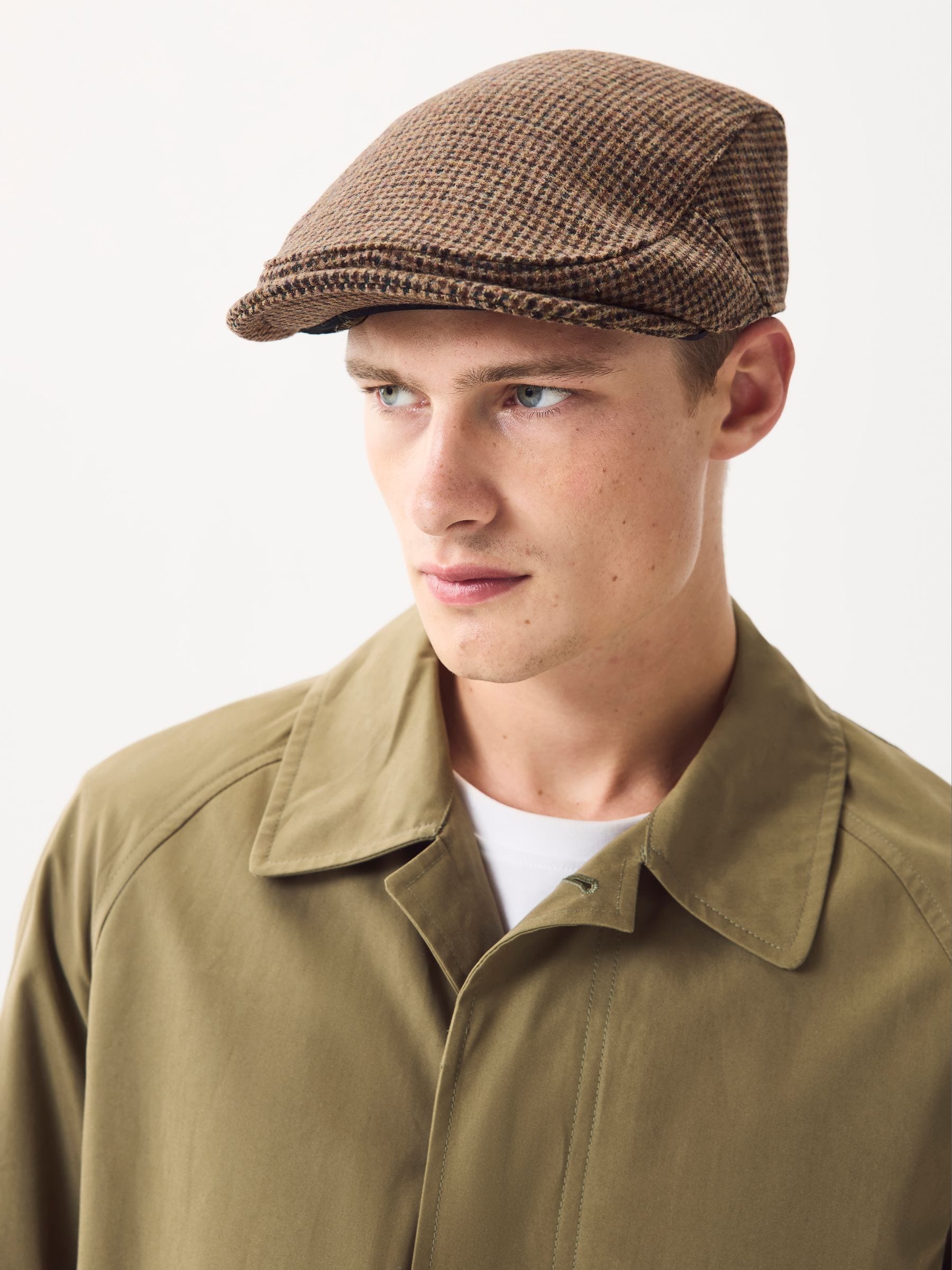 Brown dogtooth flat cap, UK version