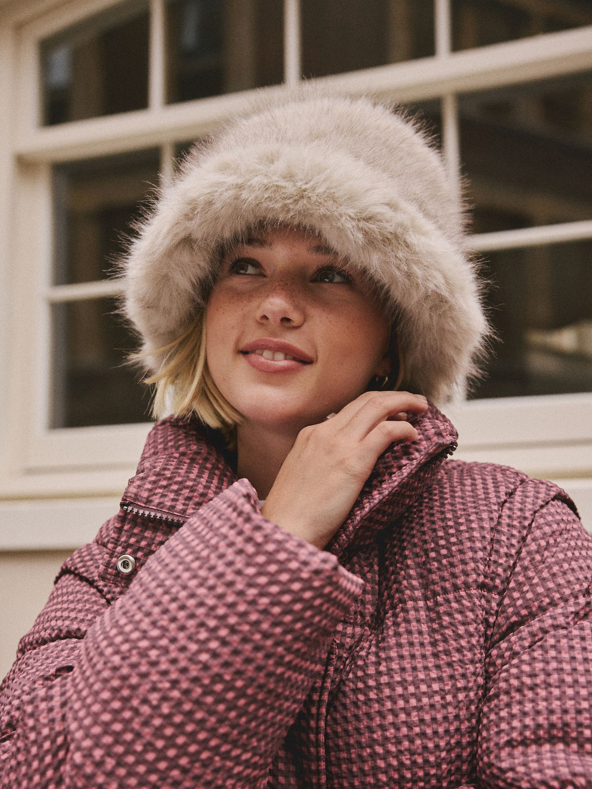 Neutral faux fur bucket hat 100% recycled polyester, UK version