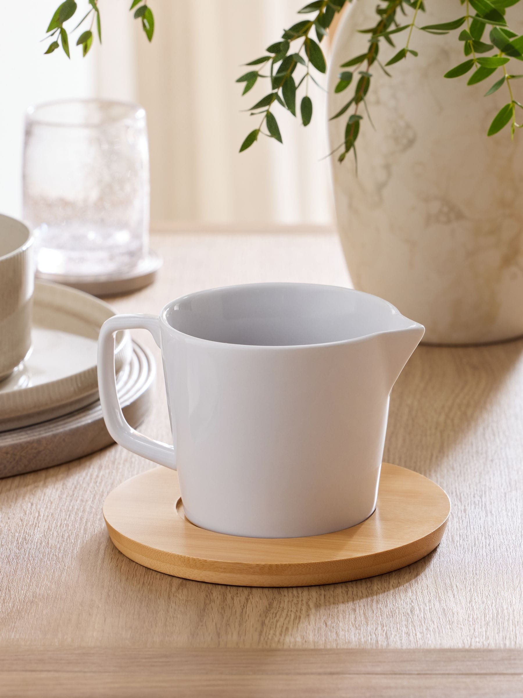 White Nova gravy boat with bamboo tray - British product