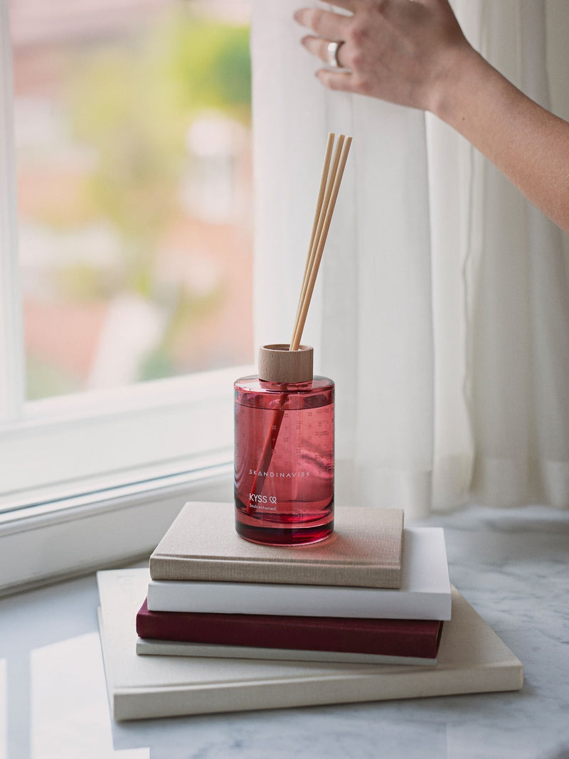 Skandinavisk Red KYSS scent diffuser 200ml, UK version