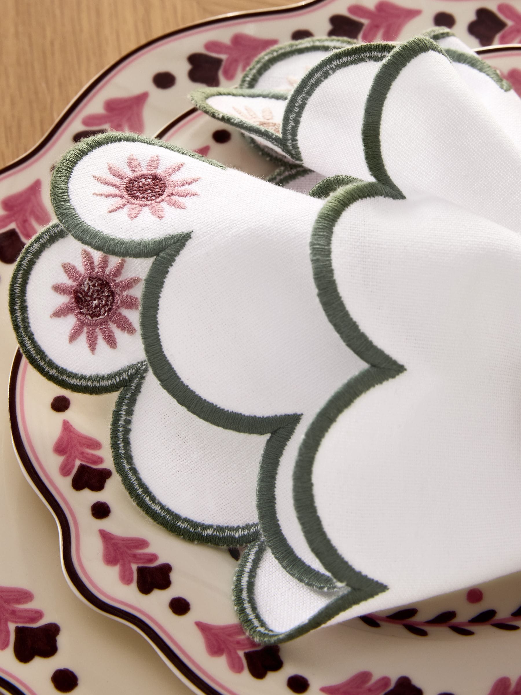 Nina Campbell green floral embroidered napkins set 38cm, UK version