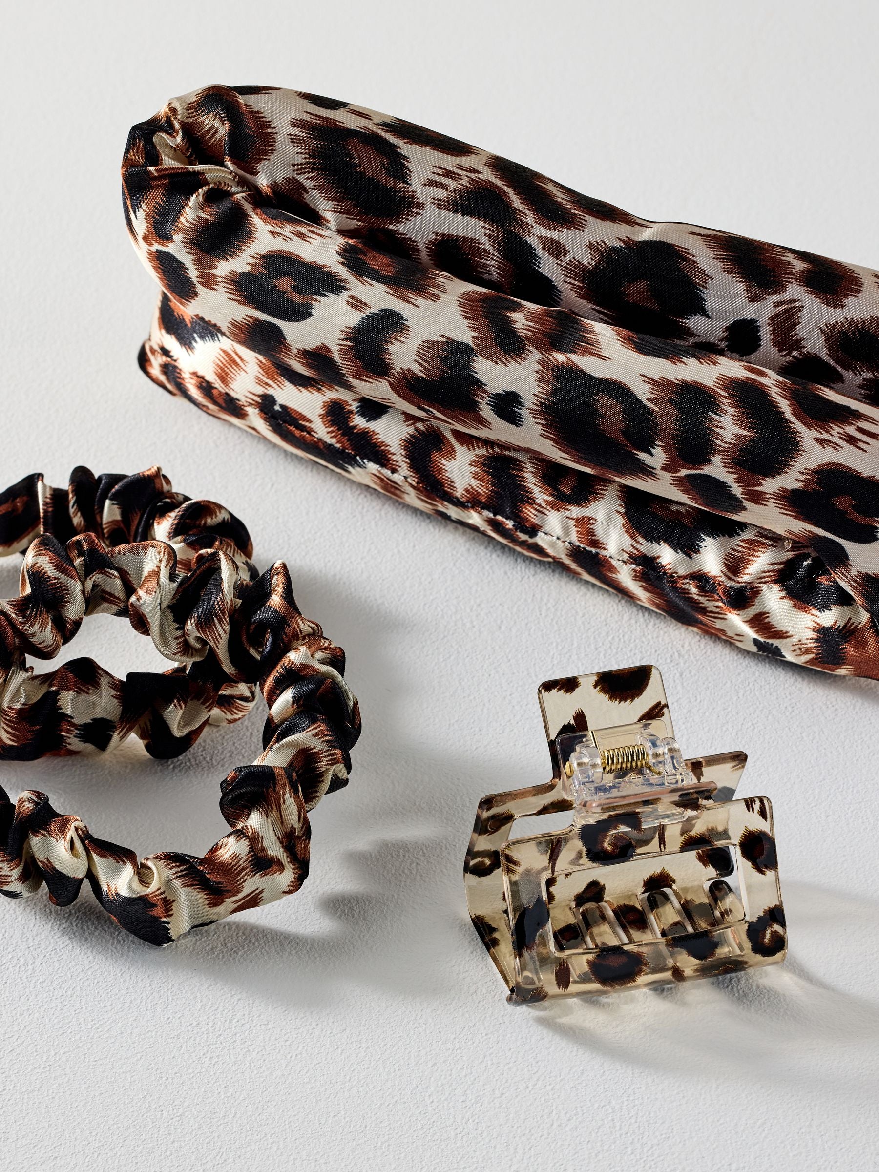 4-piece heatless curler set in leopard print, imported from the UK
