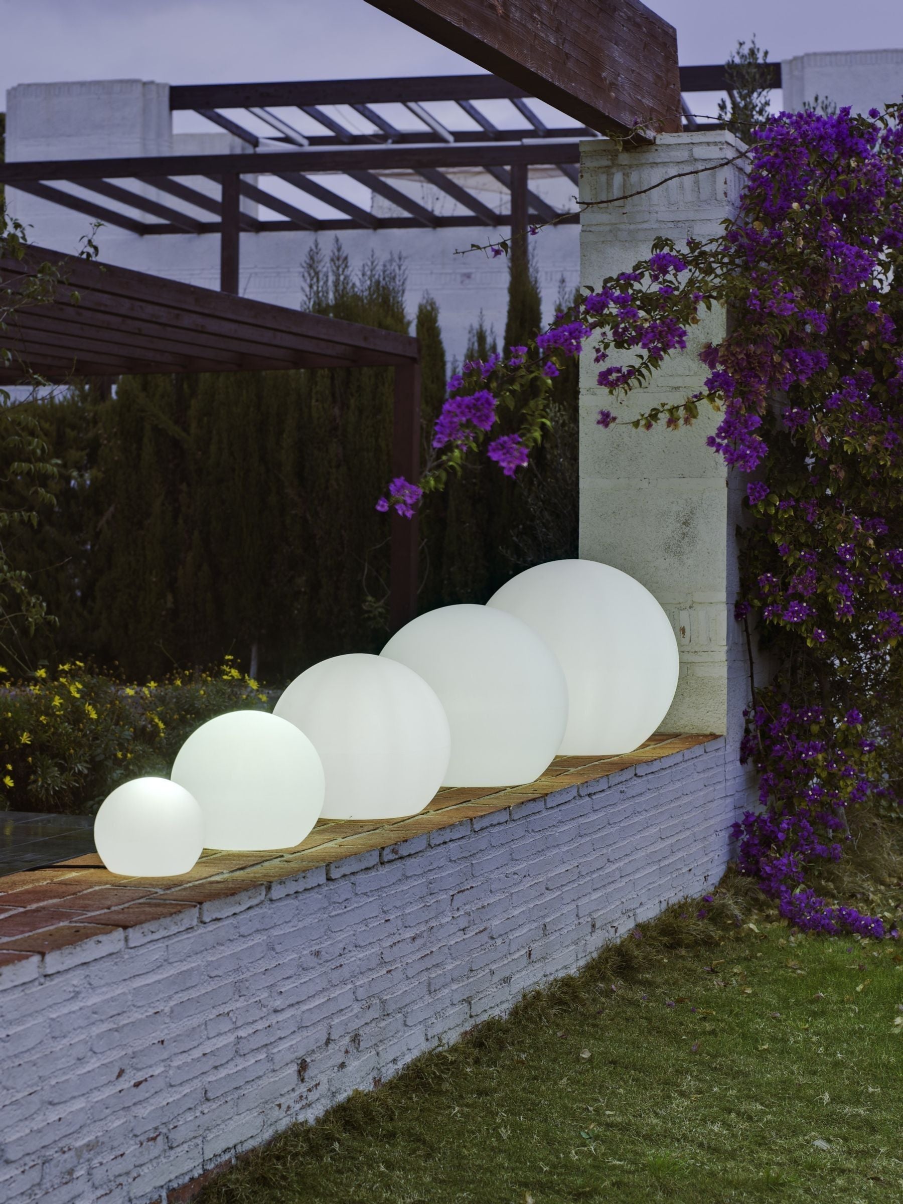 New Garden white outdoor lighted ball 50cm (British brand)