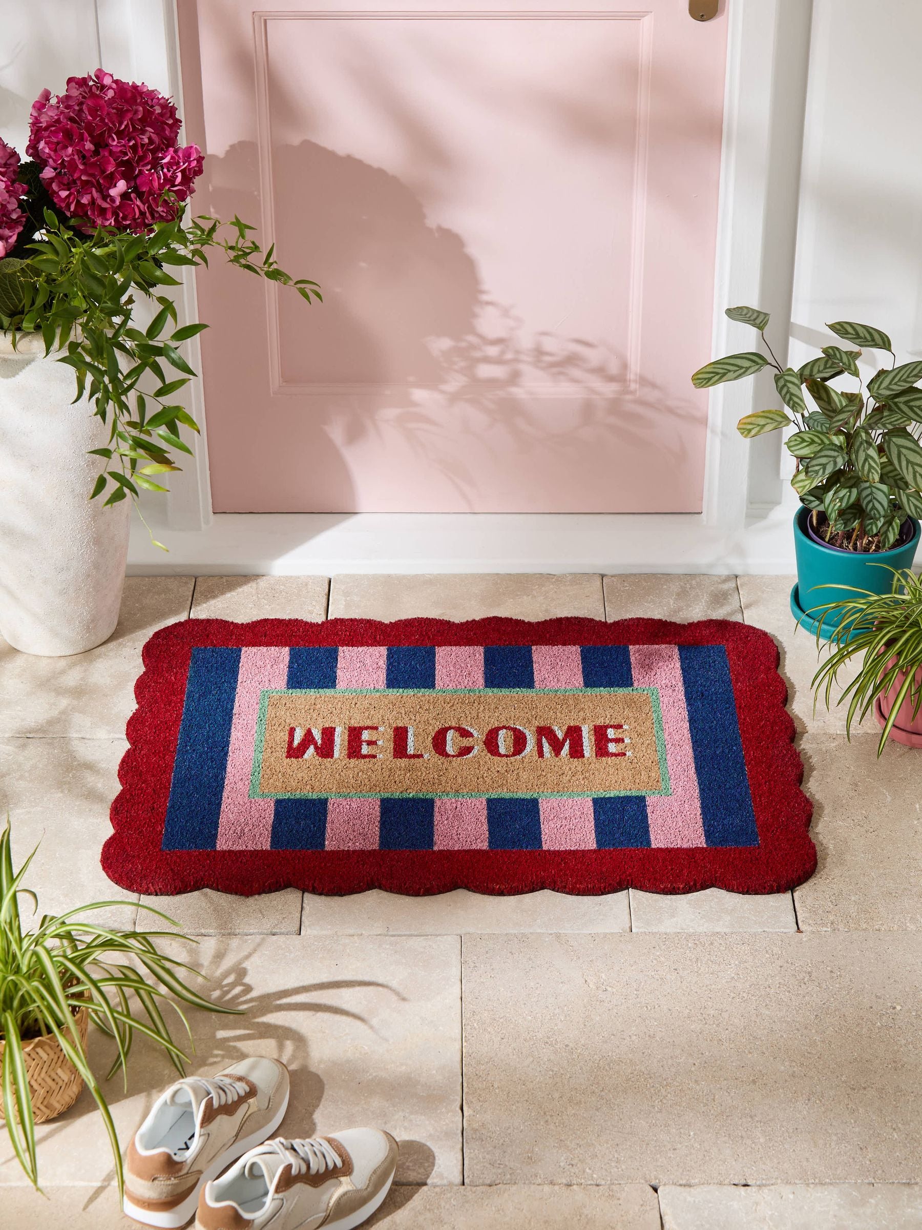 Coir doormat with scallop edge and welcome design - British product