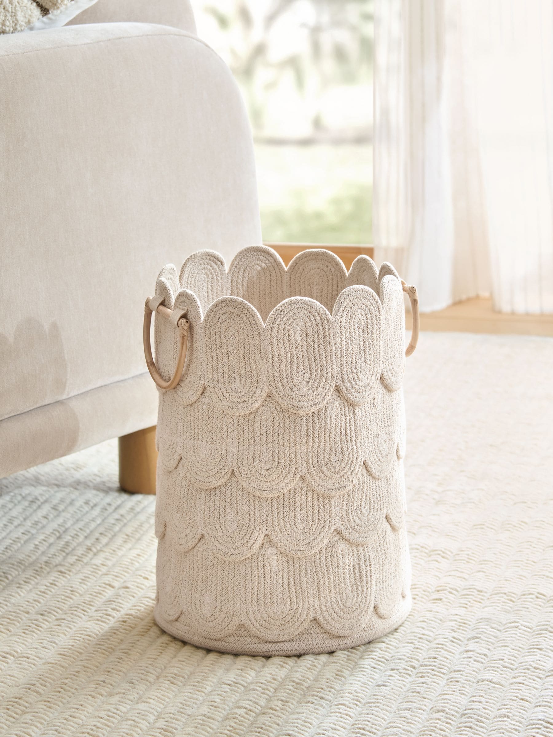 Neutral swirl rope storage basket with bamboo handles, UK version